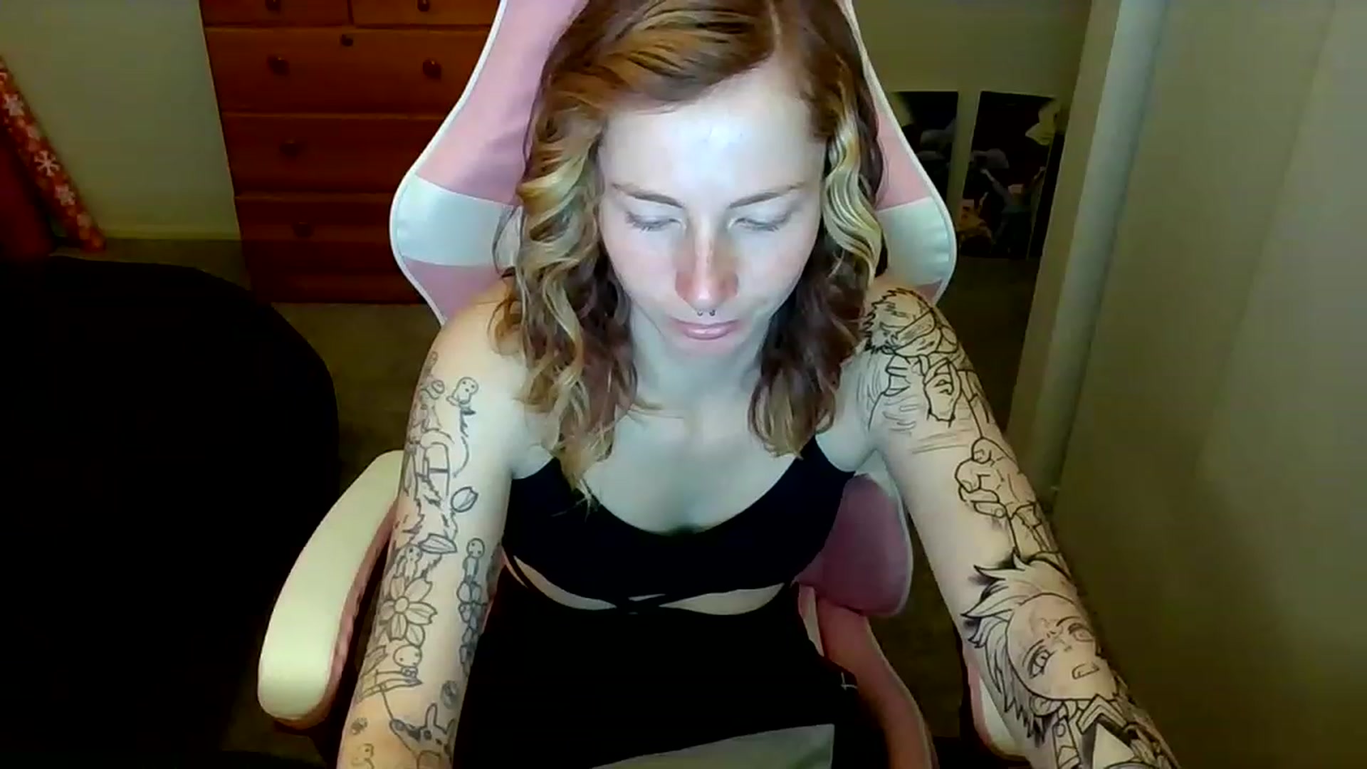 Gallery image thumbnail from Little_Lunar's myfreecams stream on, 01/02/2023, 16:28 image 5 of 20