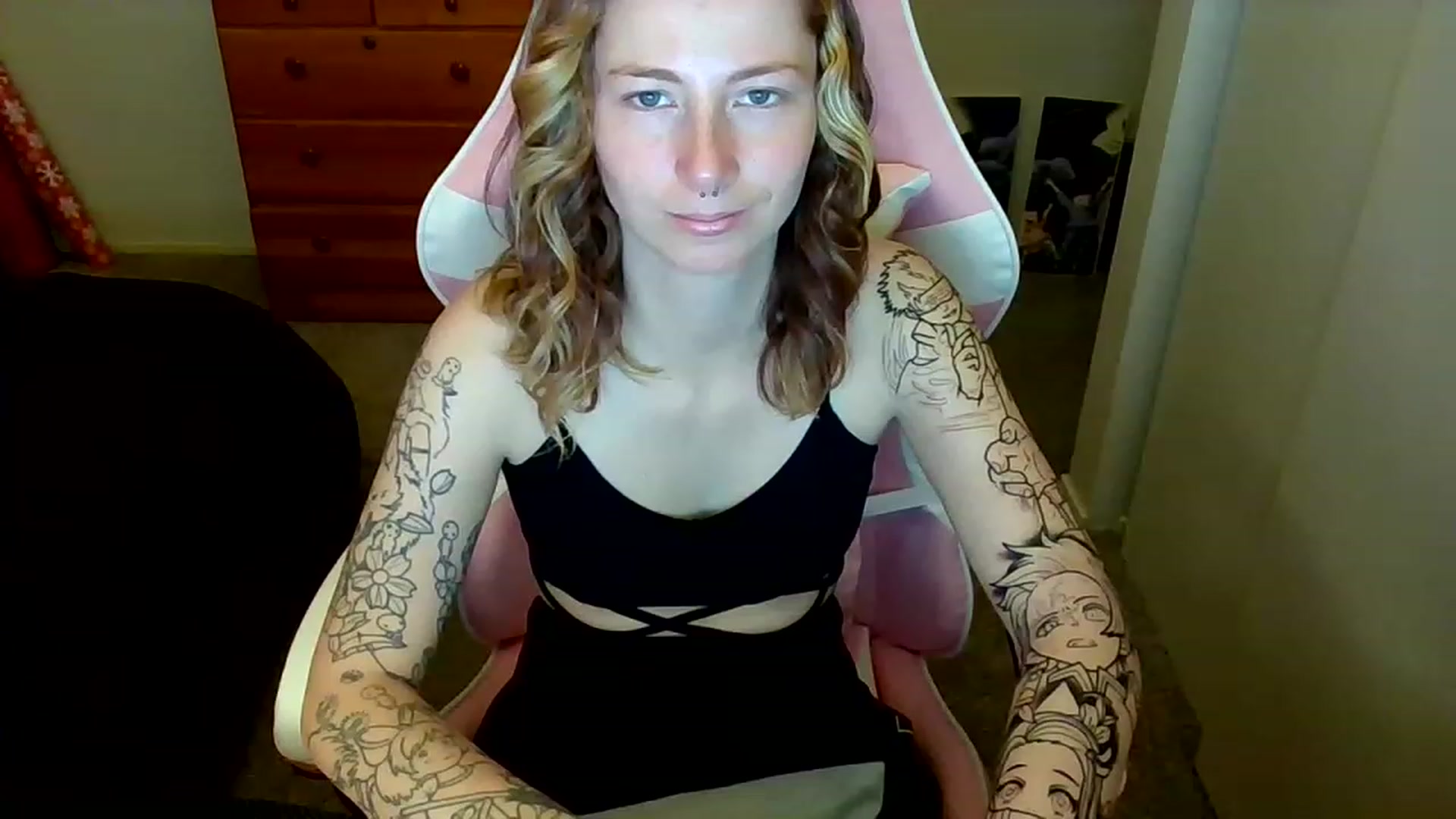 Gallery image thumbnail from Little_Lunar's myfreecams stream on, 01/02/2023, 16:28 image 4 of 20
