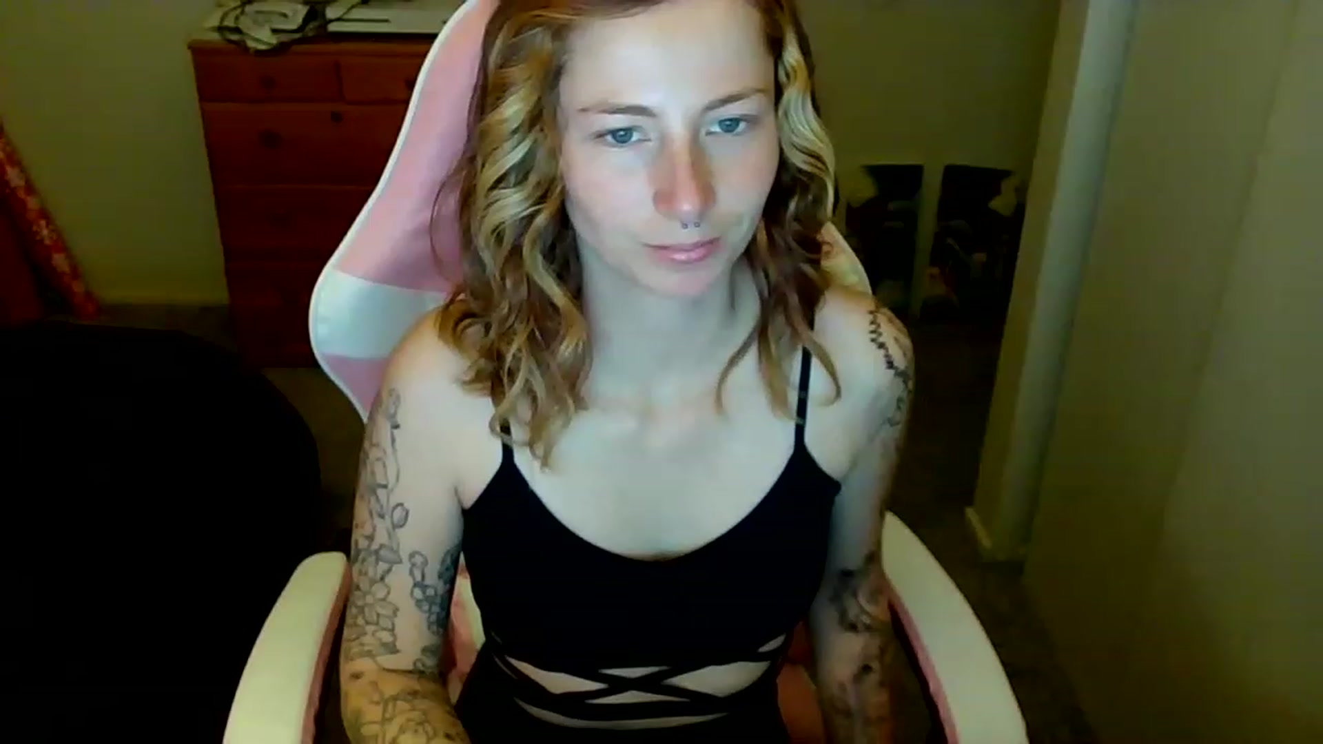 Gallery image thumbnail from Little_Lunar's myfreecams stream on, 01/02/2023, 16:28 image 11 of 20