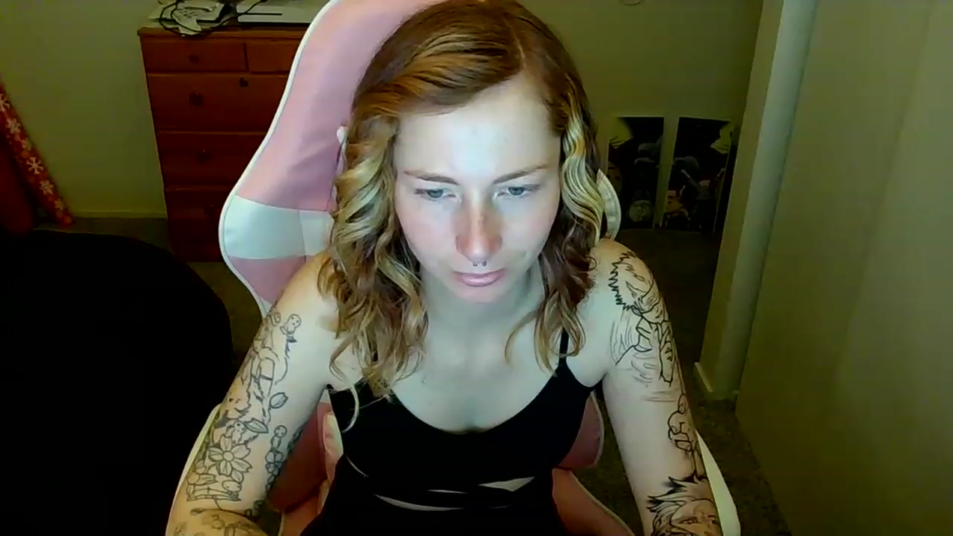 Gallery image thumbnail from Little_Lunar's myfreecams stream on, 01/02/2023, 16:28 image 16 of 20