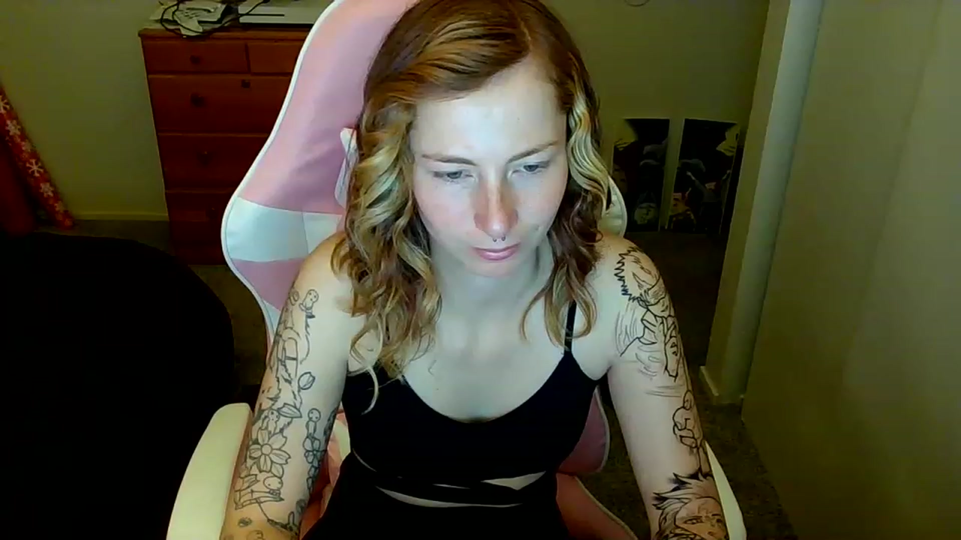 Gallery image thumbnail from Little_Lunar's myfreecams stream on, 01/02/2023, 16:28 image 19 of 20