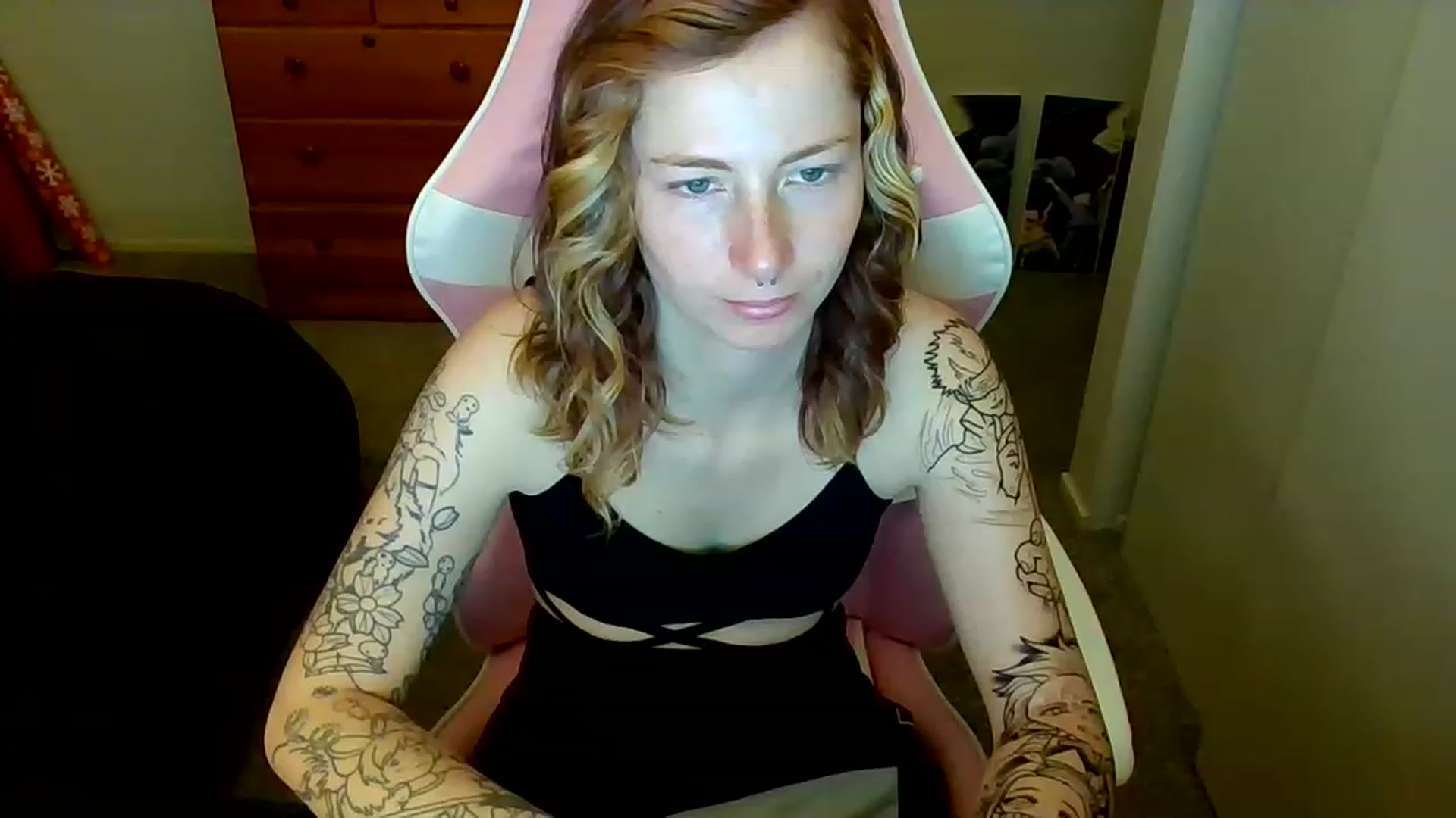 Gallery image thumbnail from Little_Lunar's myfreecams stream on, 01/02/2023, 16:28 image 9 of 20