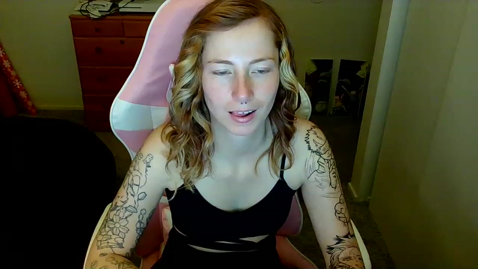 Gallery image thumbnail from Little_Lunar's myfreecams stream on, 01/02/2023, 16:28 image 15 of 20