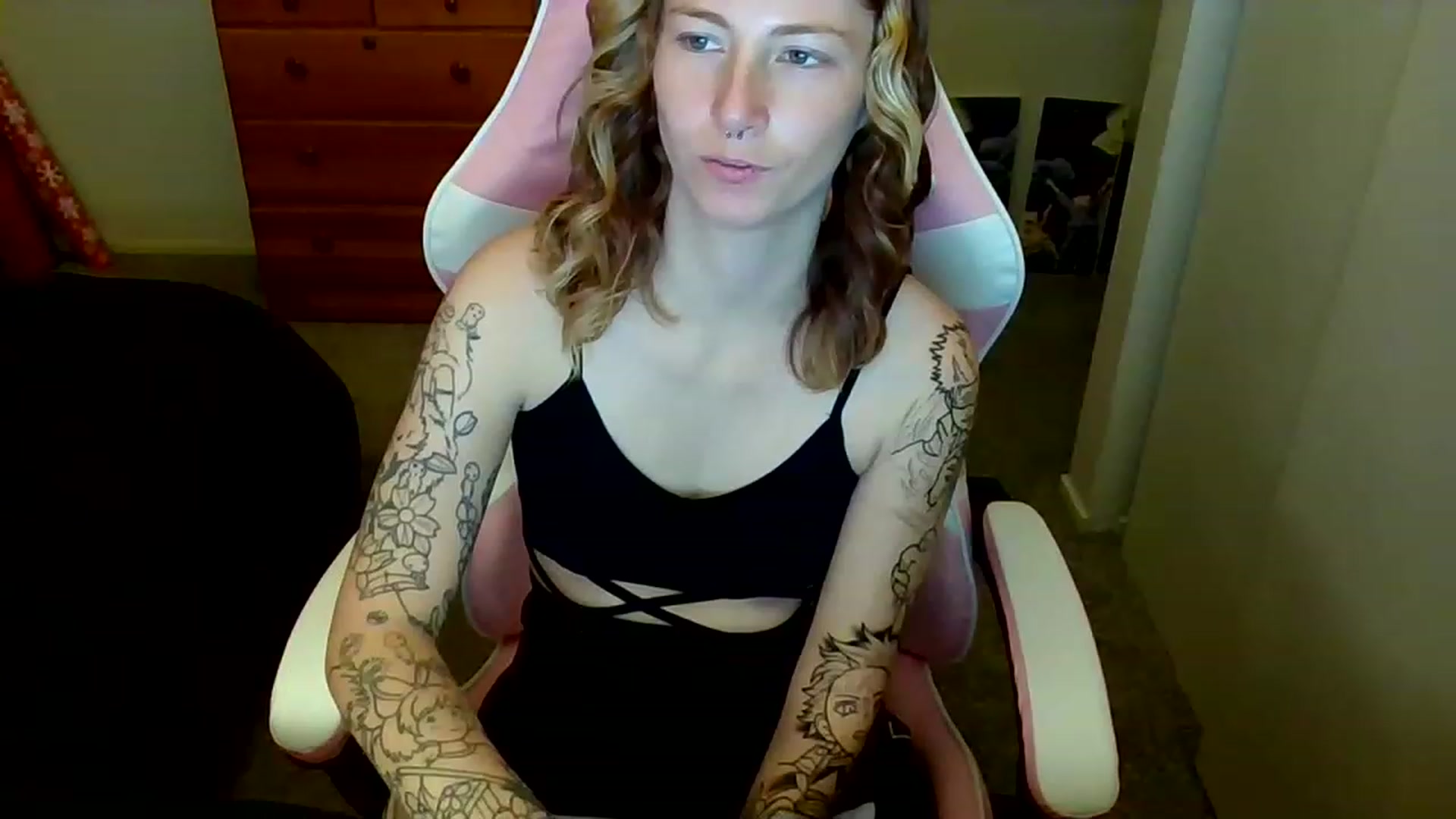 Gallery image thumbnail from Little_Lunar's myfreecams stream on, 01/02/2023, 16:28 image 1 of 20