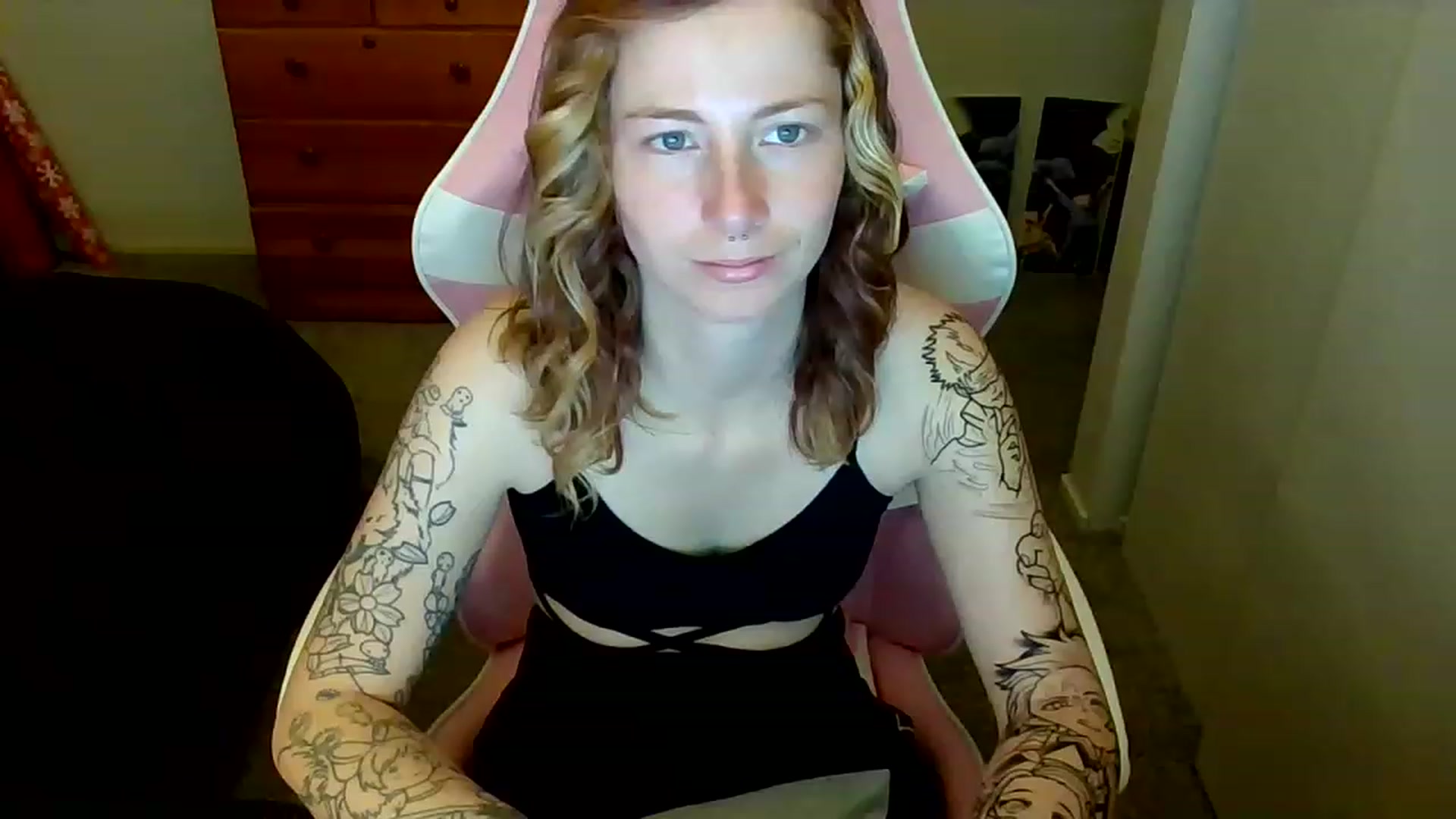 Gallery image thumbnail from Little_Lunar's myfreecams stream on, 01/02/2023, 16:28 image 6 of 20