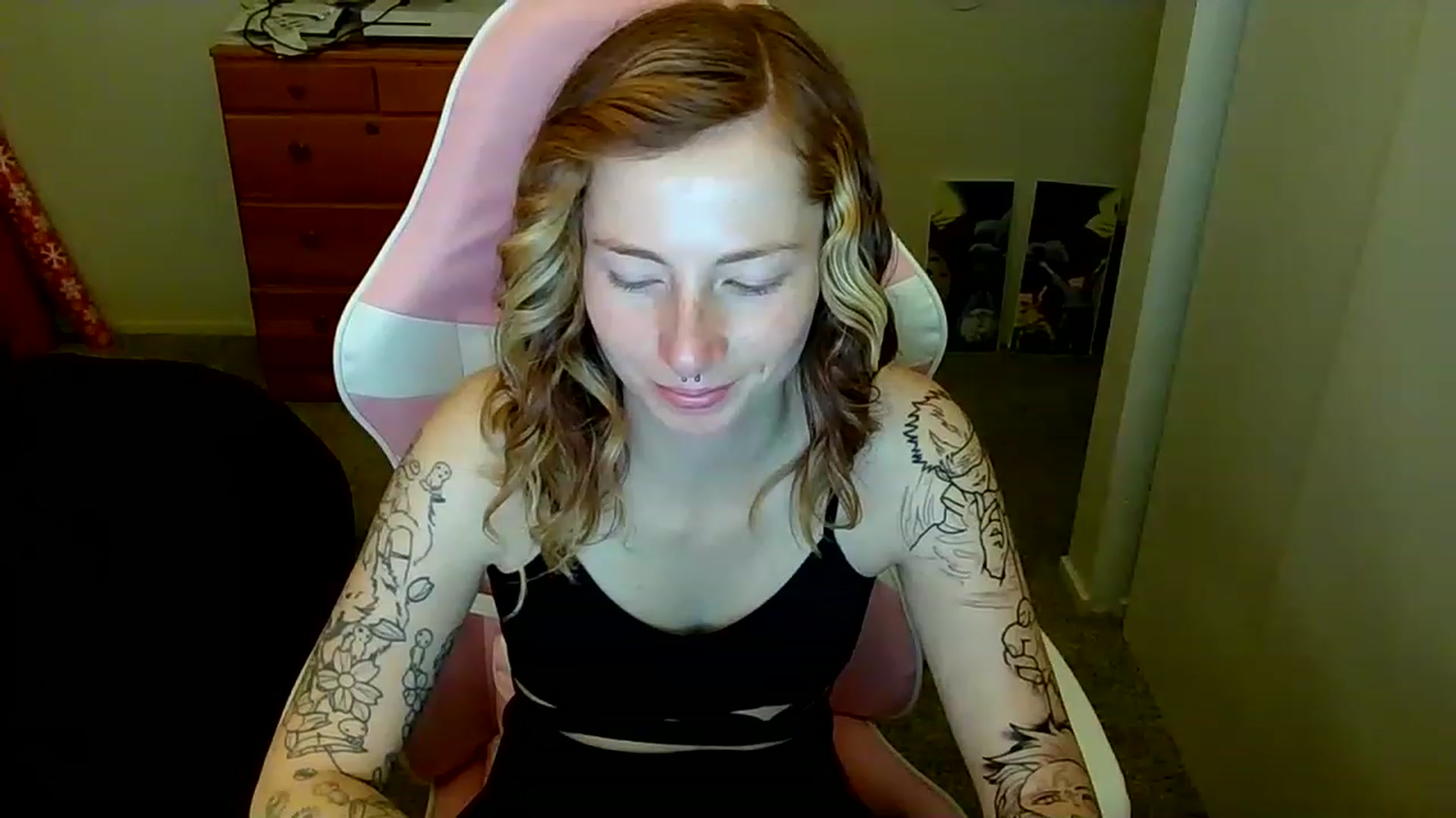 Gallery image thumbnail from Little_Lunar's myfreecams stream on, 01/02/2023, 16:28 image 14 of 20
