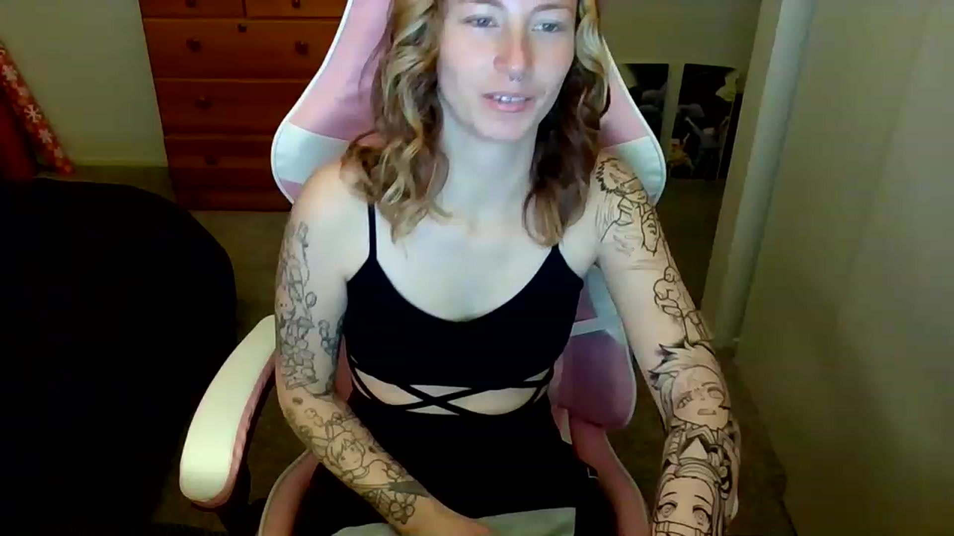 Gallery image thumbnail from Little_Lunar's myfreecams stream on, 01/02/2023, 16:28 image 2 of 20