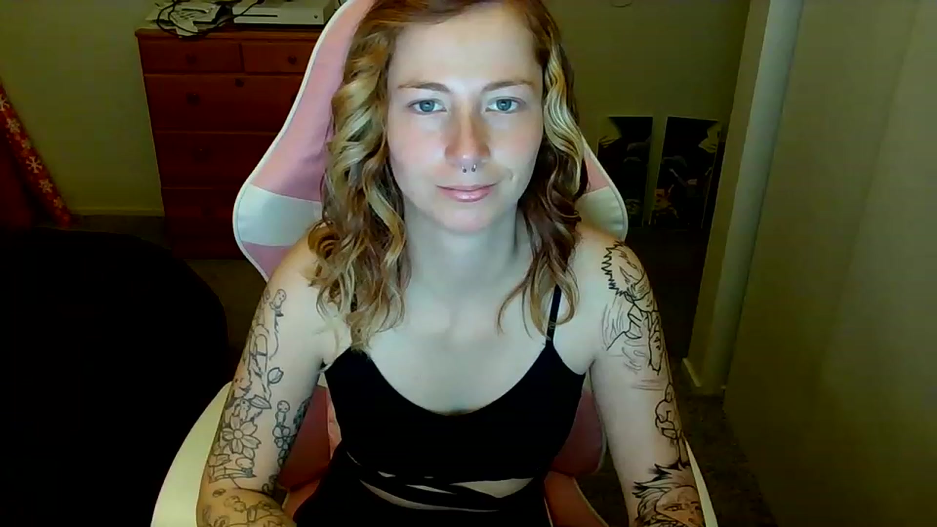 Gallery image thumbnail from Little_Lunar's myfreecams stream on, 01/02/2023, 16:28 image 20 of 20