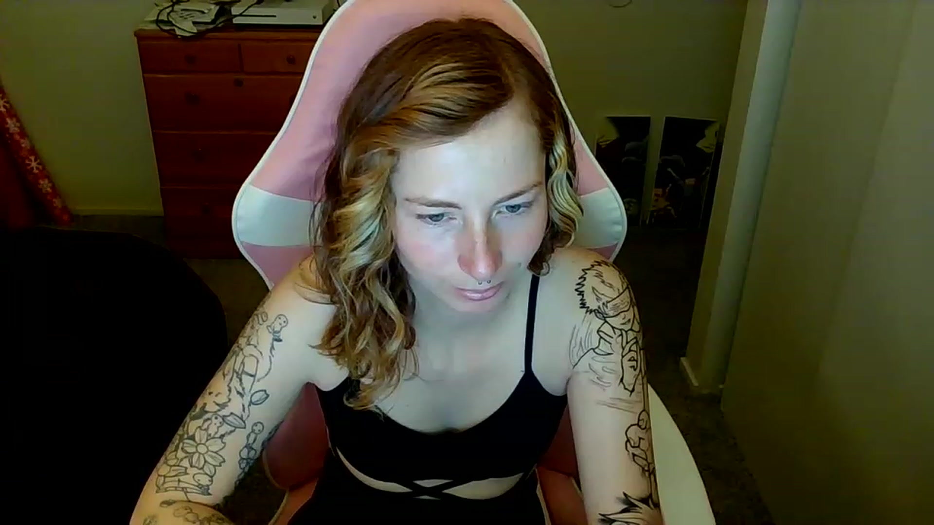 Gallery image thumbnail from Little_Lunar's myfreecams stream on, 01/02/2023, 17:04 image 2 of 20