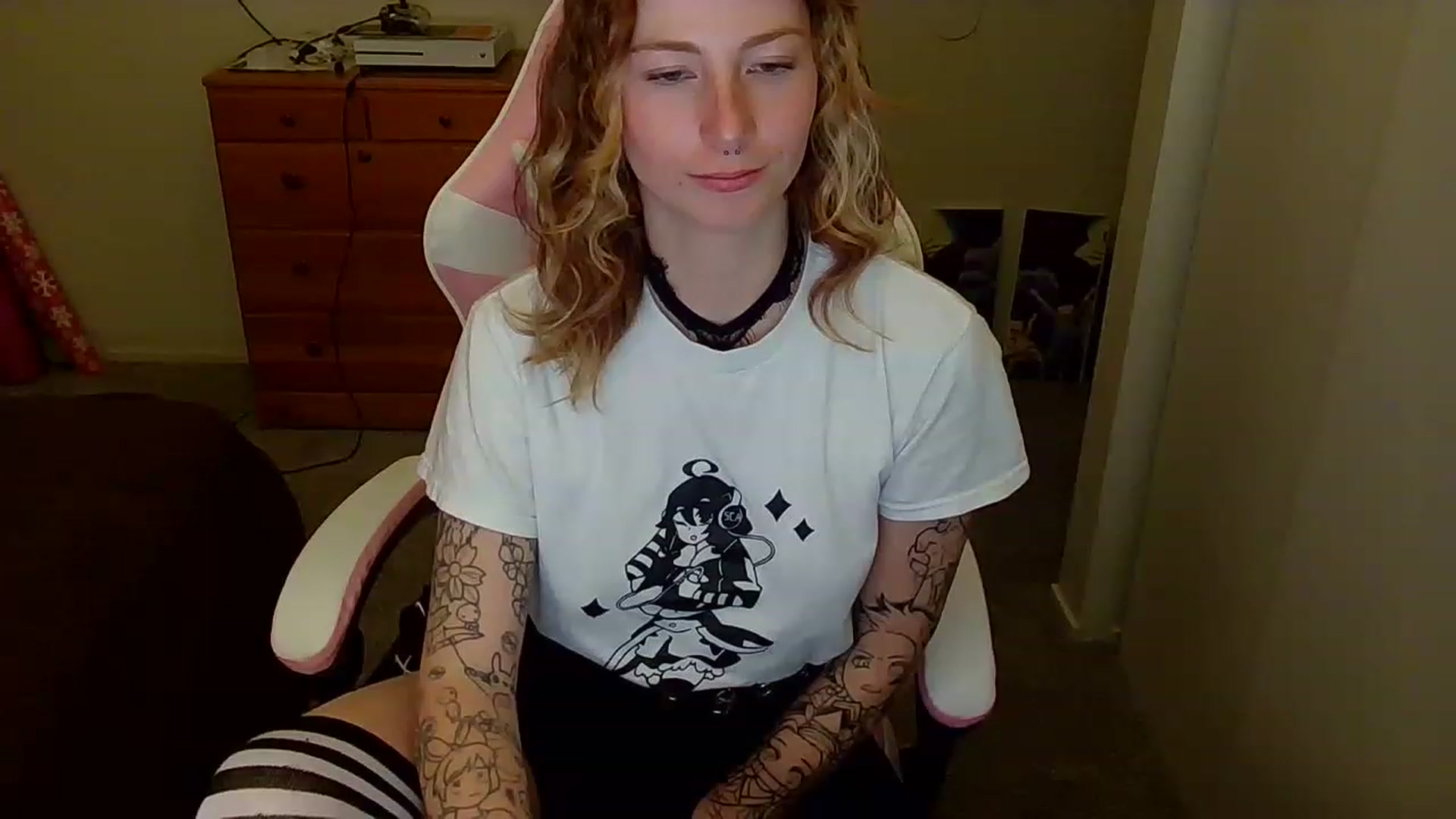 Gallery image thumbnail from Little_Lunar's myfreecams stream on, 01/17/2023, 03:38 image 14 of 20