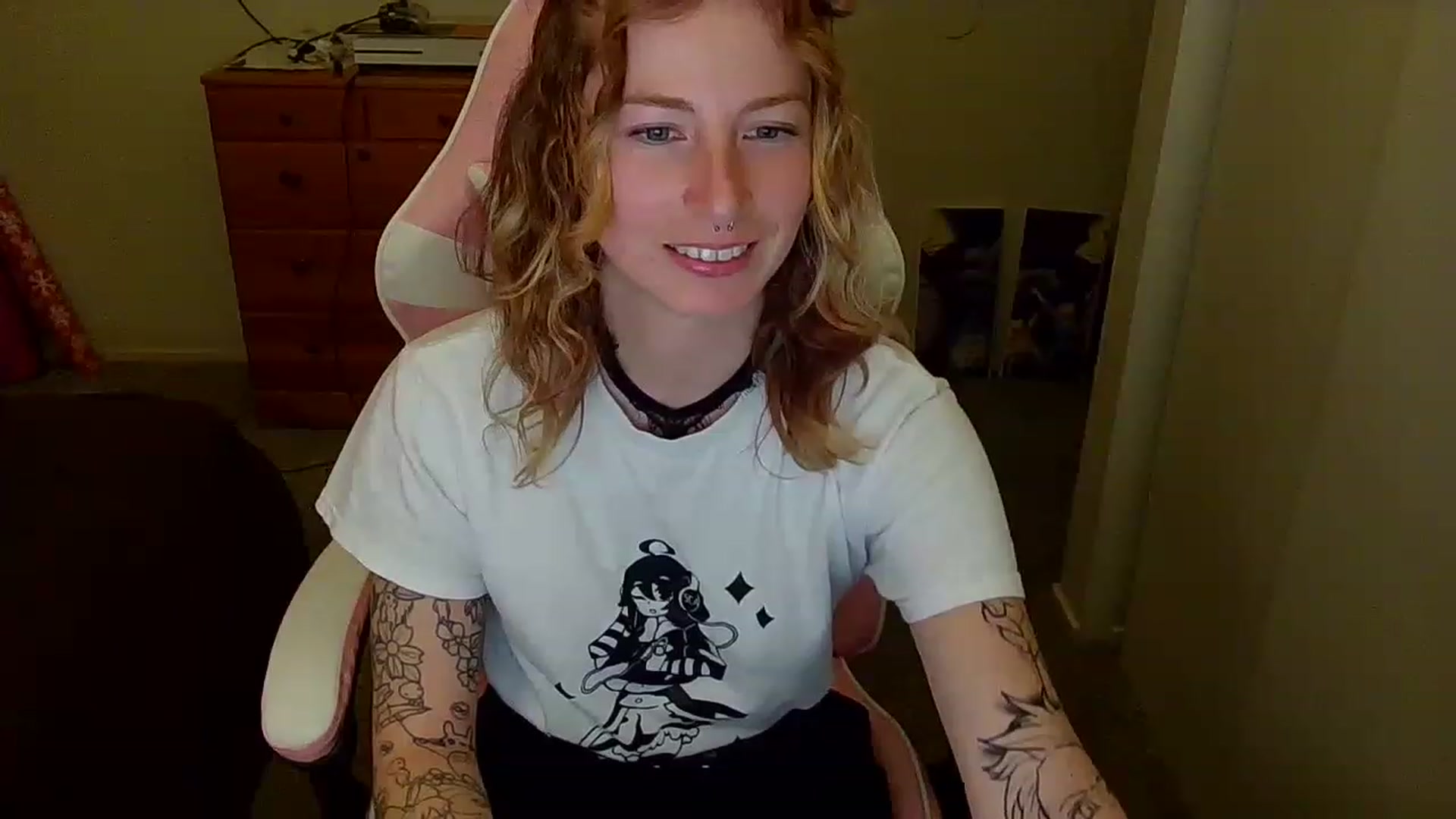 Gallery image thumbnail from Little_Lunar's myfreecams stream on, 01/17/2023, 03:38 image 7 of 20