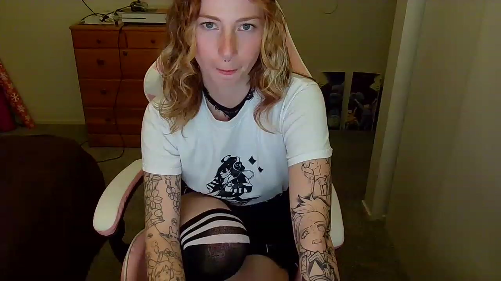 Gallery image thumbnail from Little_Lunar's myfreecams stream on, 01/17/2023, 03:38 image 16 of 20