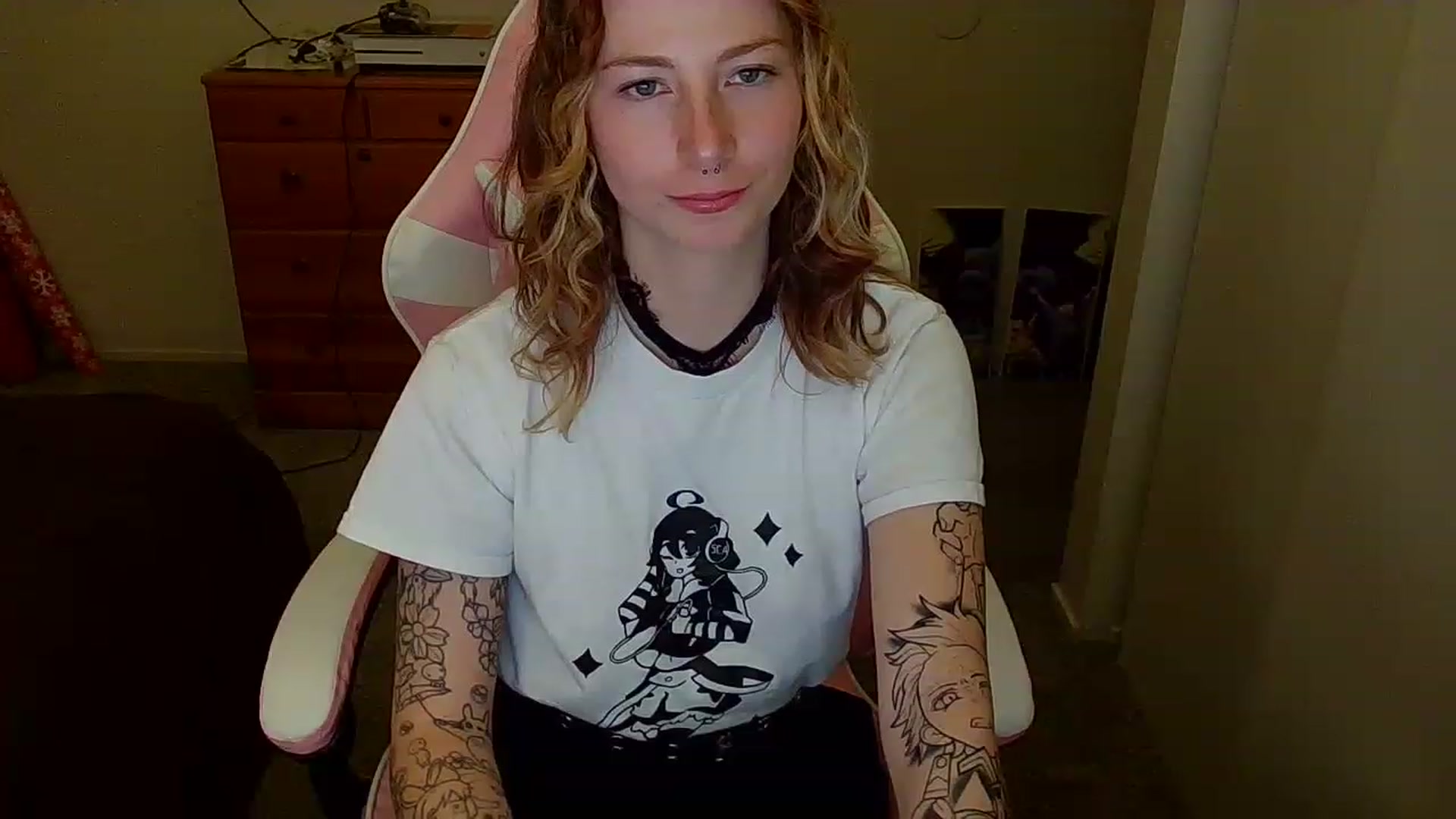 Gallery image thumbnail from Little_Lunar's myfreecams stream on, 01/17/2023, 03:38 image 4 of 20