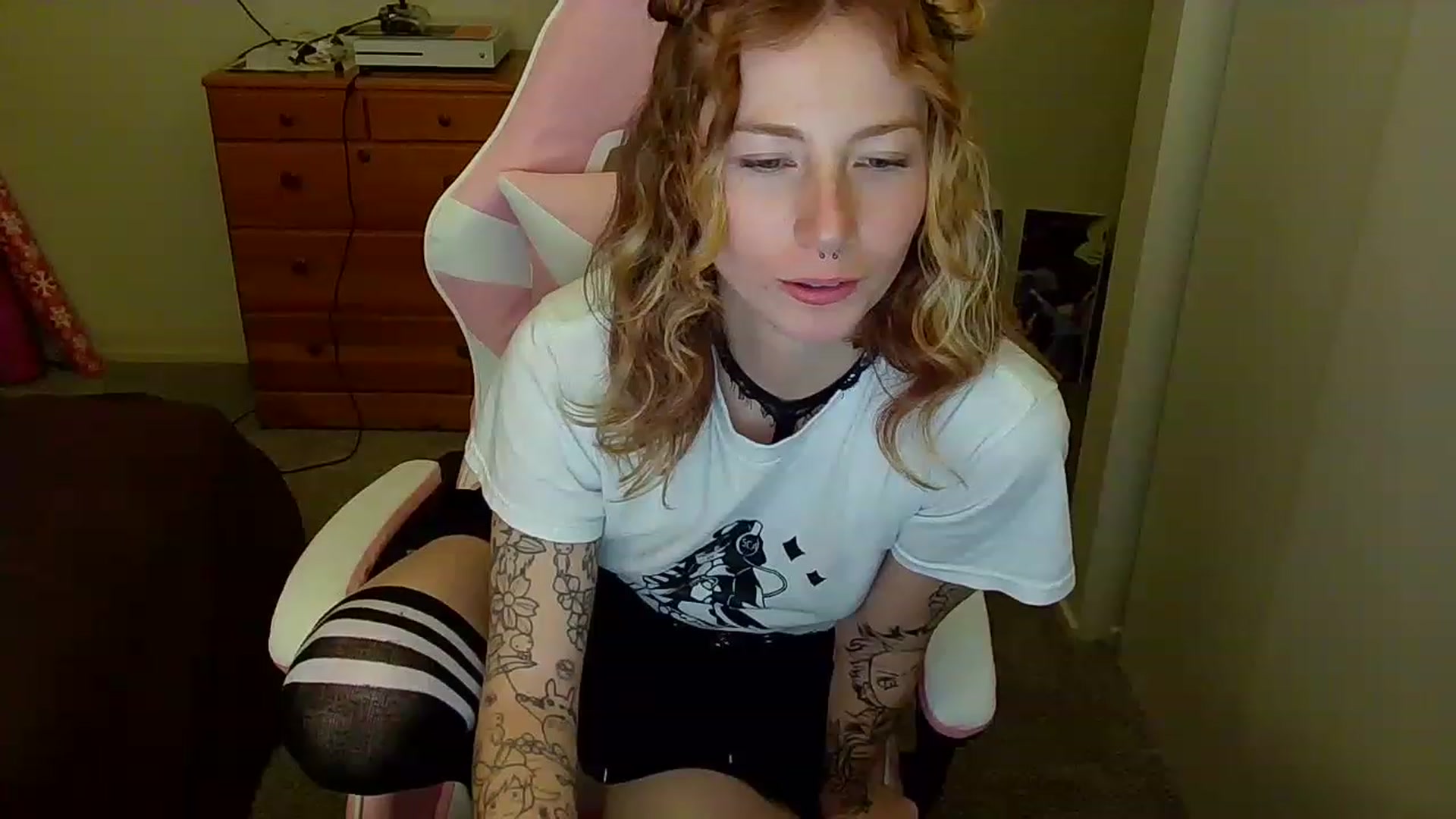 Gallery image thumbnail from Little_Lunar's myfreecams stream on, 01/17/2023, 03:38 image 18 of 20