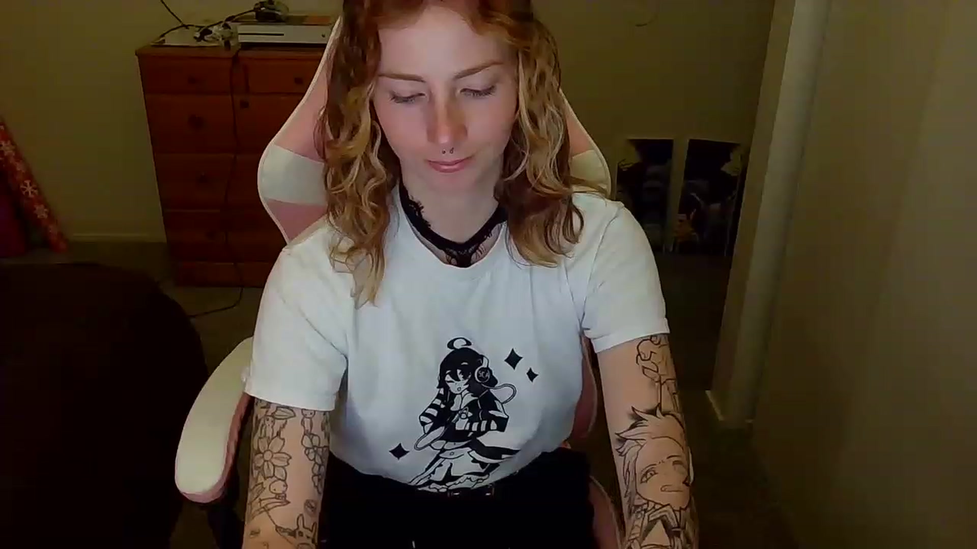 Gallery image thumbnail from Little_Lunar's myfreecams stream on, 01/17/2023, 03:38 image 2 of 20