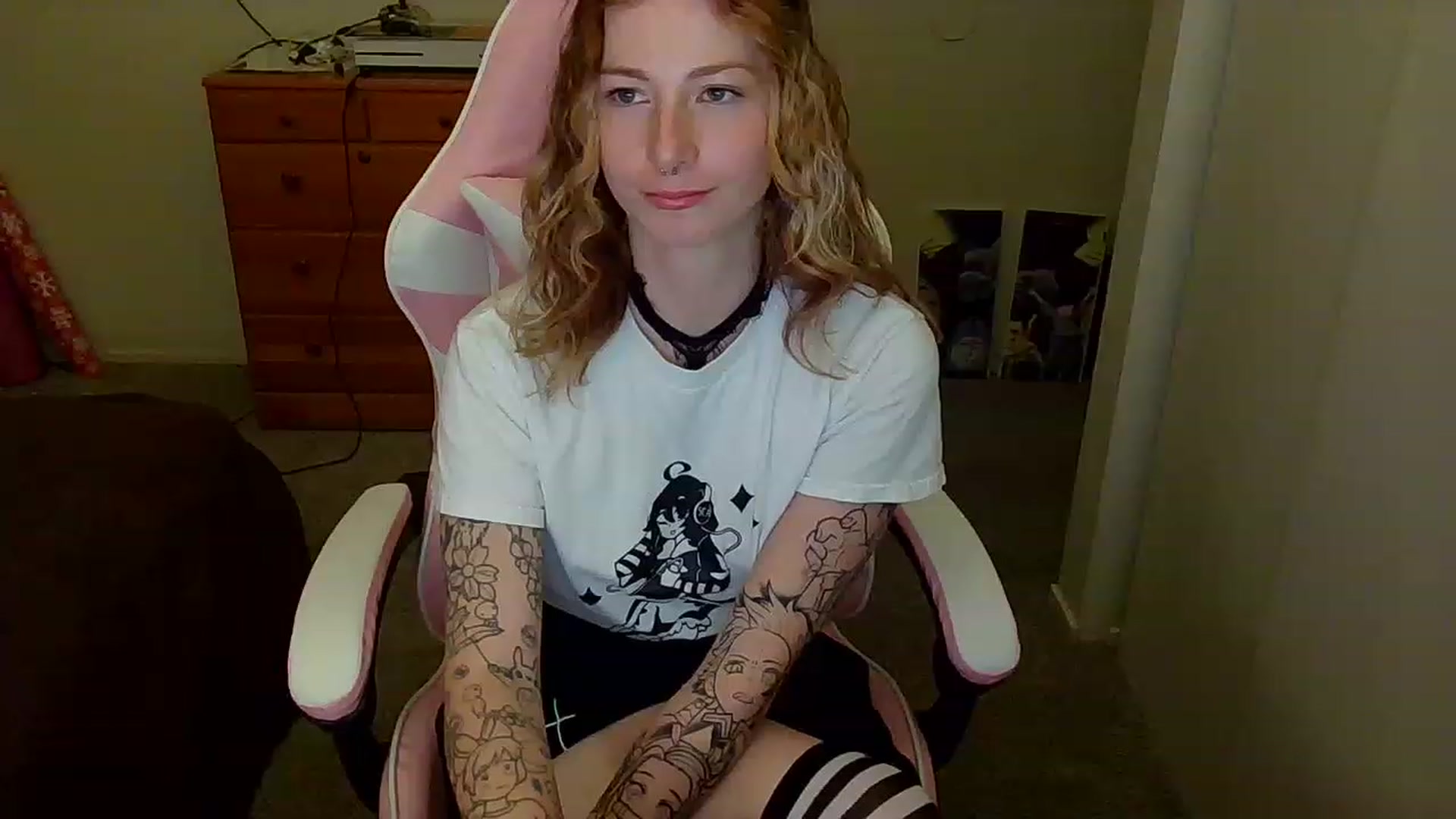 Gallery image thumbnail from Little_Lunar's myfreecams stream on, 01/17/2023, 03:38 image 20 of 20