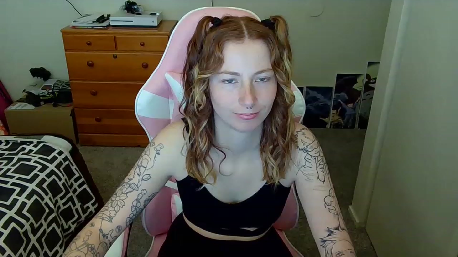 Gallery image thumbnail from Little_Lunar's myfreecams stream on, 02/20/2023, 15:12 image 15 of 20