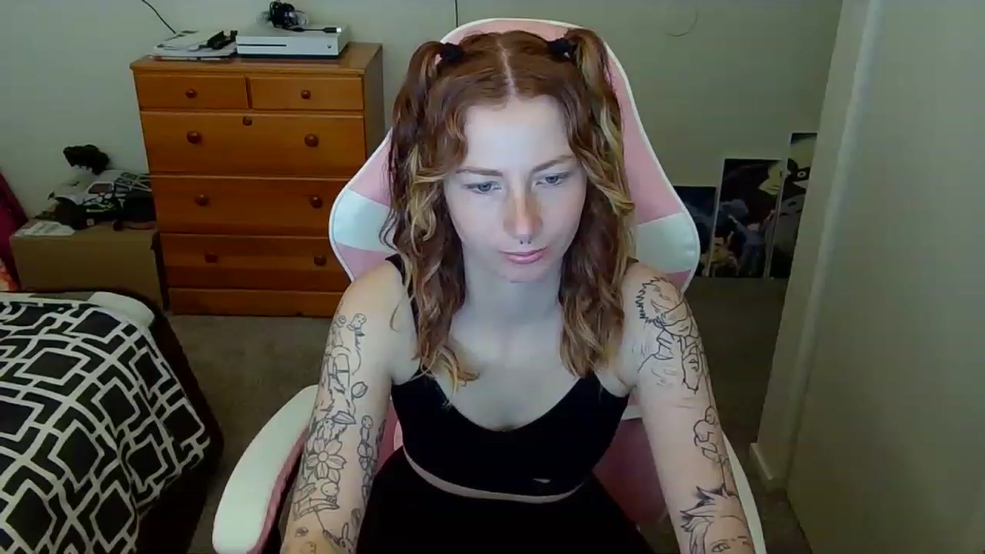 Gallery image thumbnail from Little_Lunar's myfreecams stream on, 02/20/2023, 15:12 image 8 of 20