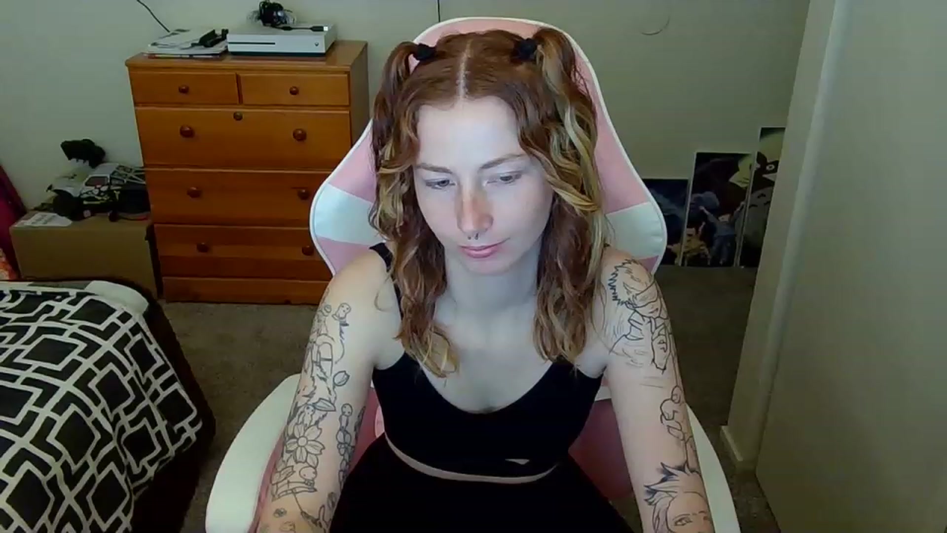 Gallery image thumbnail from Little_Lunar's myfreecams stream on, 02/20/2023, 15:12 image 6 of 20