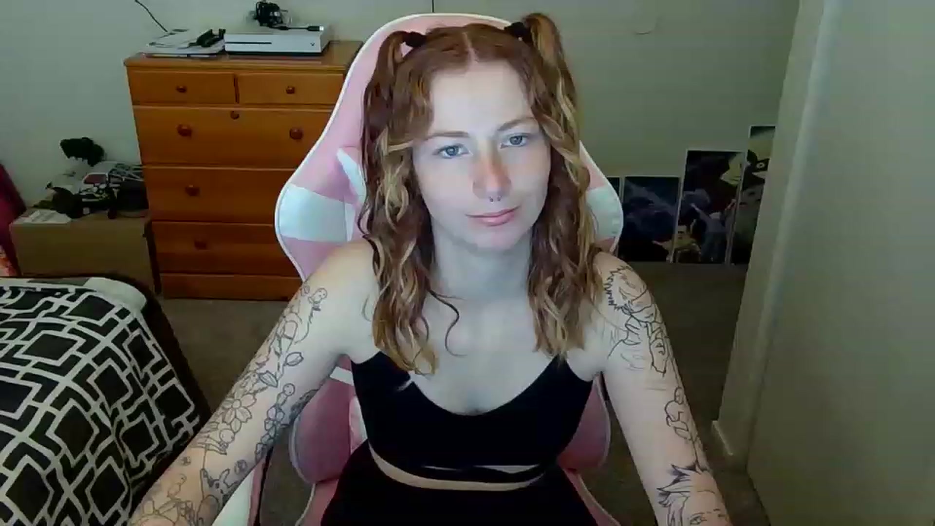 Gallery image thumbnail from Little_Lunar's myfreecams stream on, 02/20/2023, 15:12 image 14 of 20