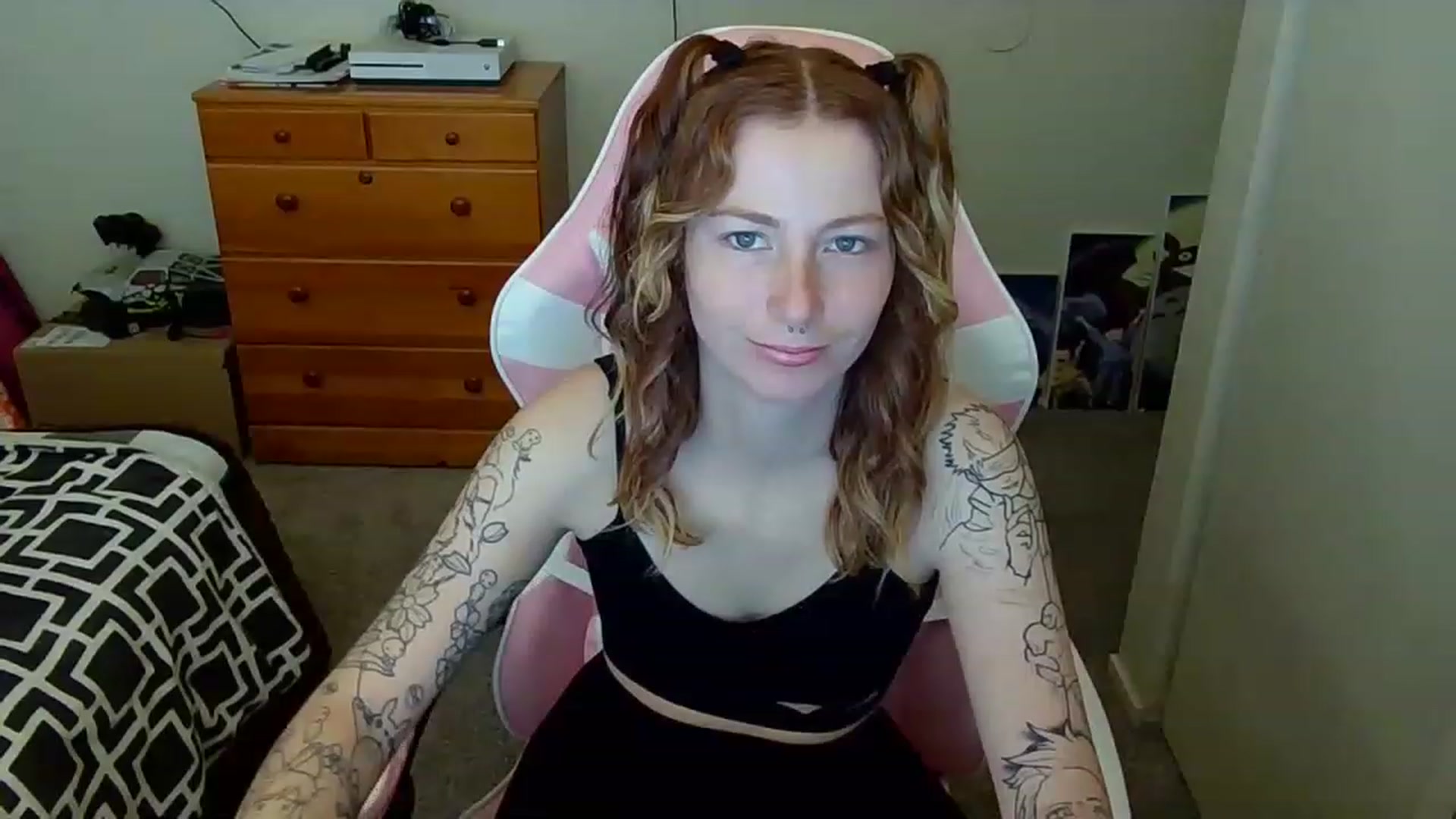Gallery image thumbnail from Little_Lunar's myfreecams stream on, 02/20/2023, 15:12 image 9 of 20