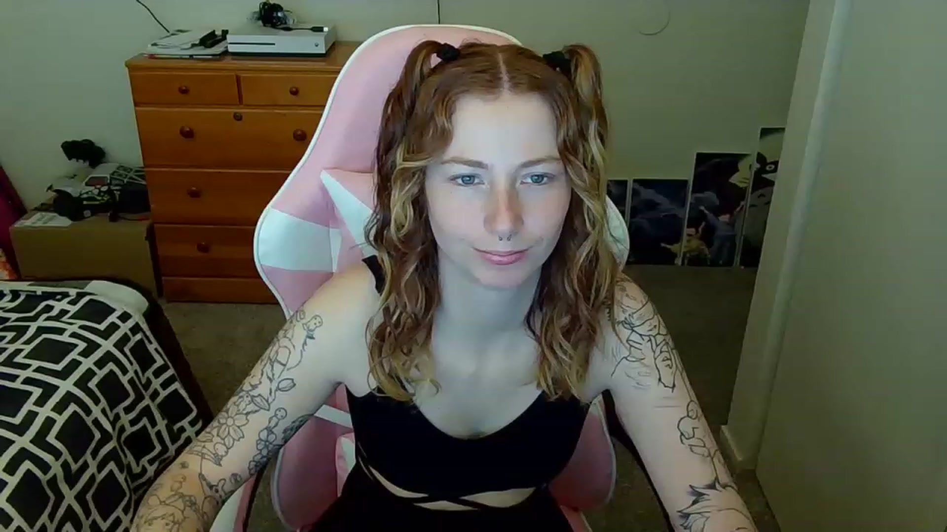 Gallery image thumbnail from Little_Lunar's myfreecams stream on, 02/20/2023, 15:12 image 3 of 20