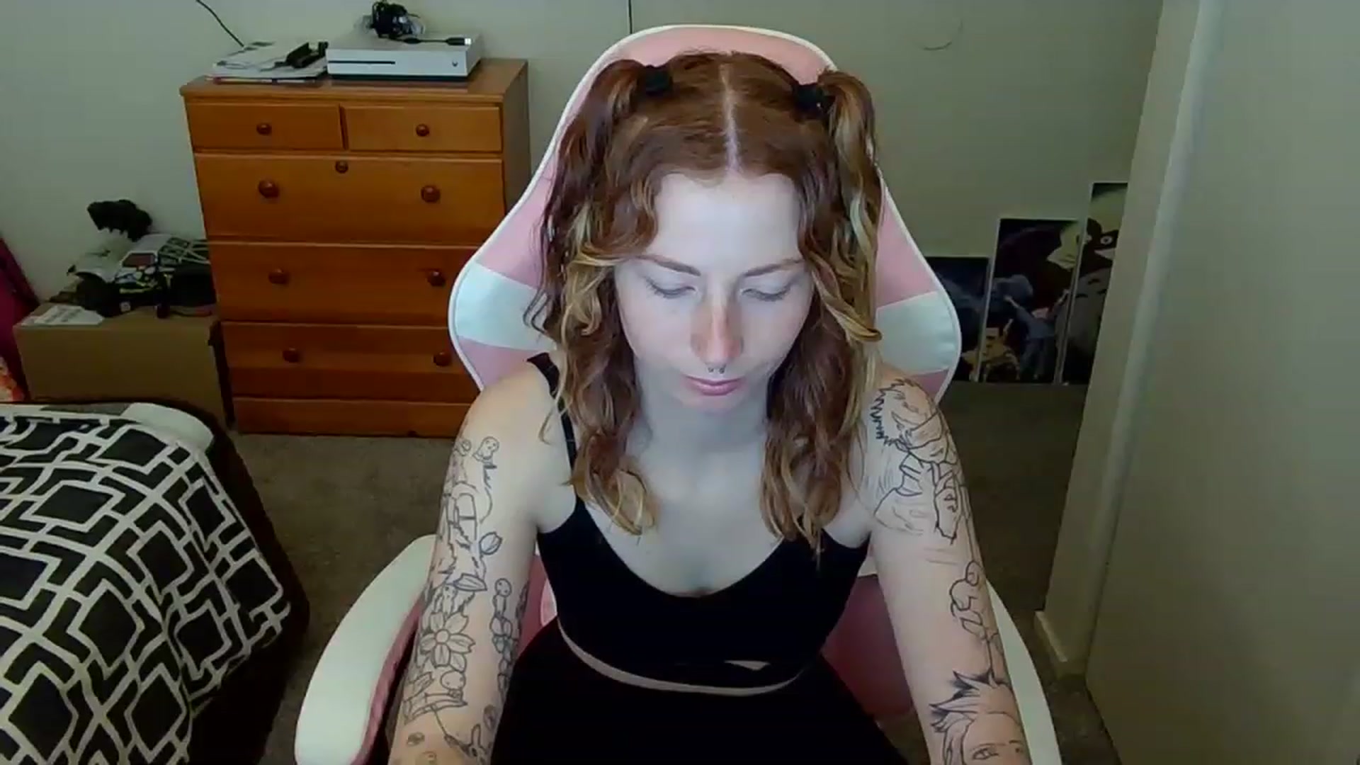 Gallery image thumbnail from Little_Lunar's myfreecams stream on, 02/20/2023, 15:12 image 5 of 20