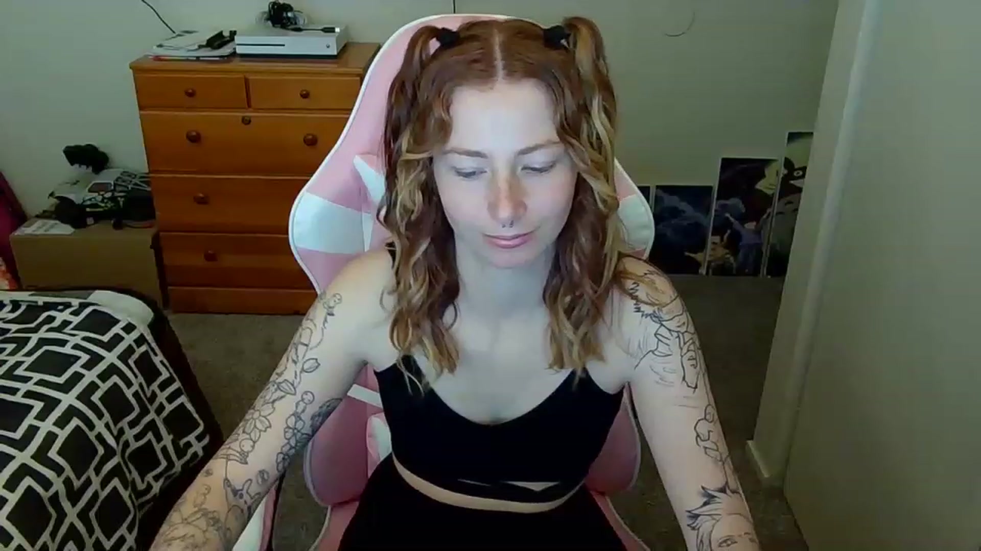 Gallery image thumbnail from Little_Lunar's myfreecams stream on, 02/20/2023, 15:12 image 16 of 20