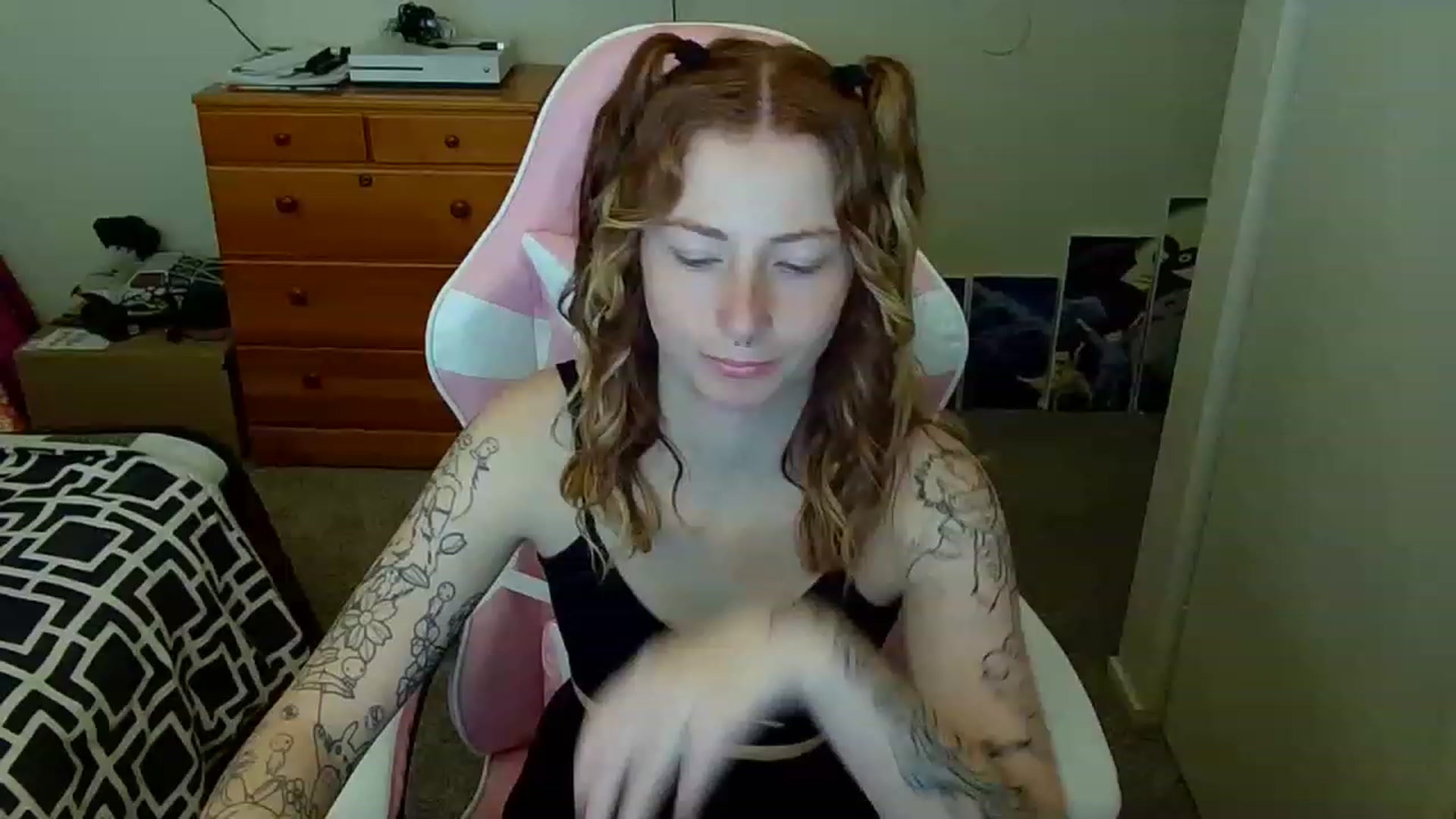 Gallery image thumbnail from Little_Lunar's myfreecams stream on, 02/20/2023, 15:12 image 19 of 20