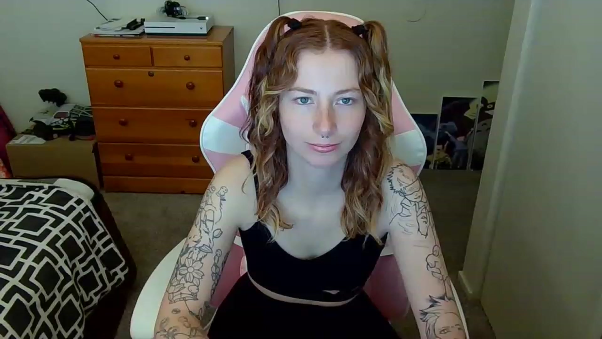 Gallery image thumbnail from Little_Lunar's myfreecams stream on, 02/20/2023, 15:12 image 7 of 20