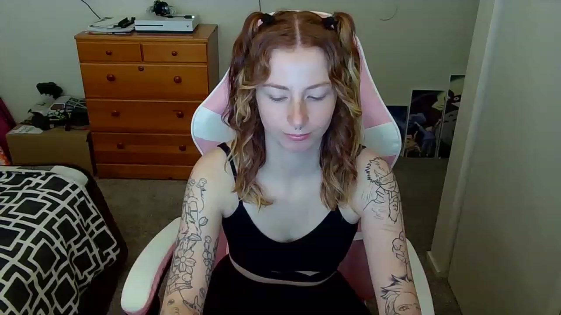 Gallery image thumbnail from Little_Lunar's myfreecams stream on, 02/20/2023, 15:12 image 10 of 20