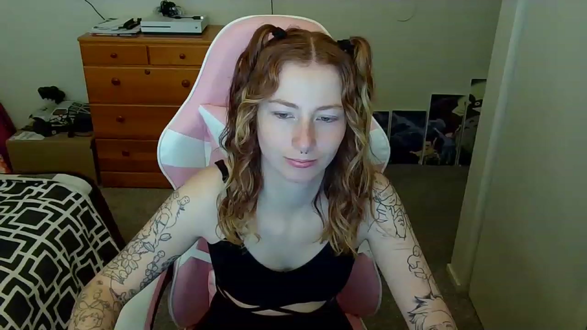Gallery image thumbnail from Little_Lunar's myfreecams stream on, 02/20/2023, 15:12 image 2 of 20