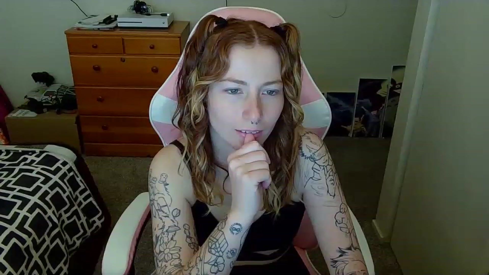 Gallery image thumbnail from Little_Lunar's myfreecams stream on, 02/20/2023, 15:12 image 12 of 20