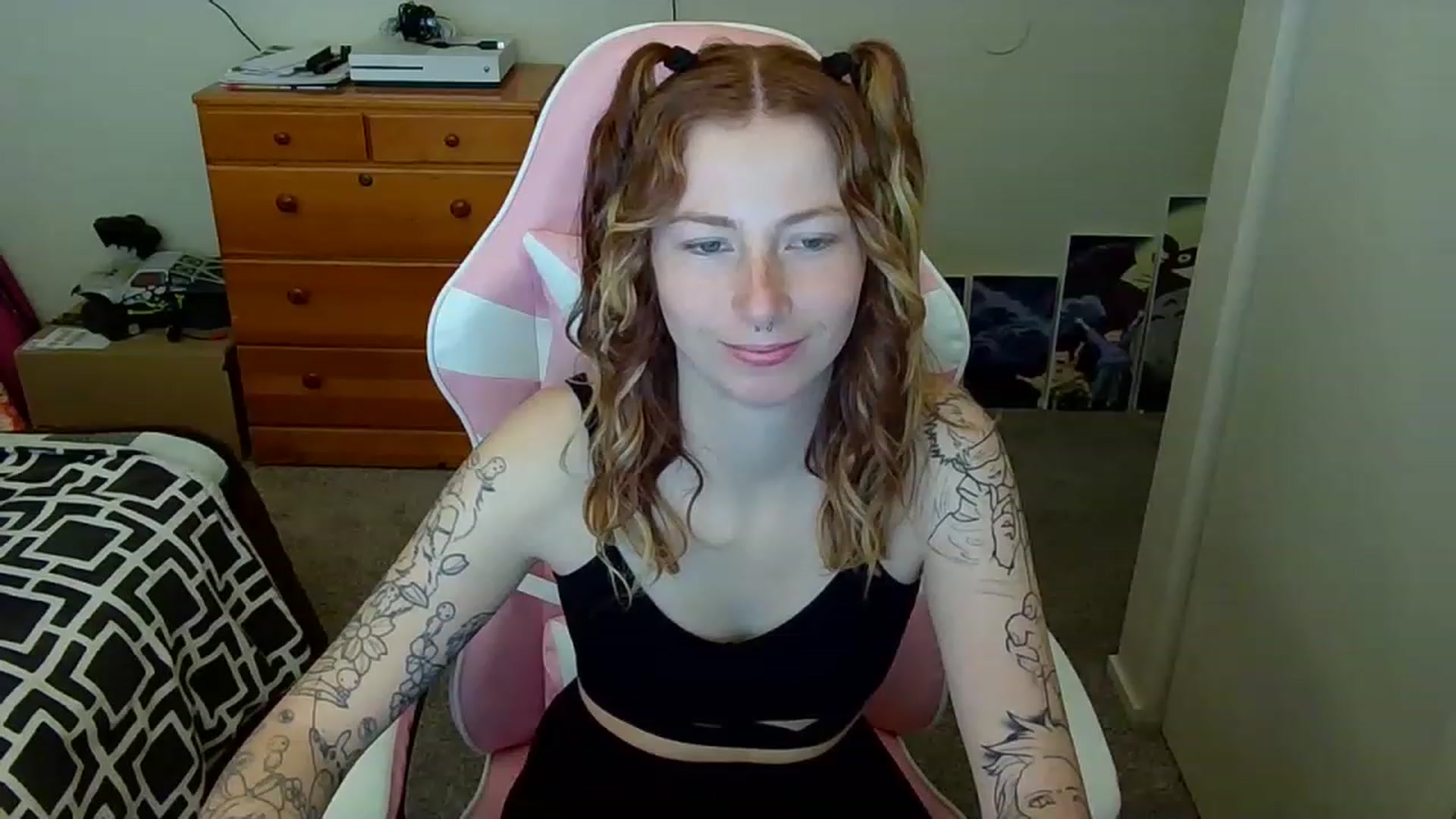 Gallery image thumbnail from Little_Lunar's myfreecams stream on, 02/20/2023, 15:12 image 18 of 20