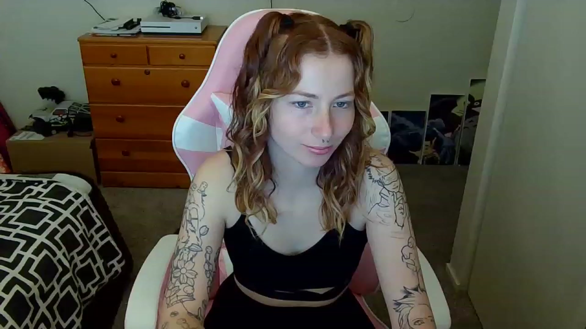 Gallery image thumbnail from Little_Lunar's myfreecams stream on, 02/20/2023, 15:12 image 17 of 20
