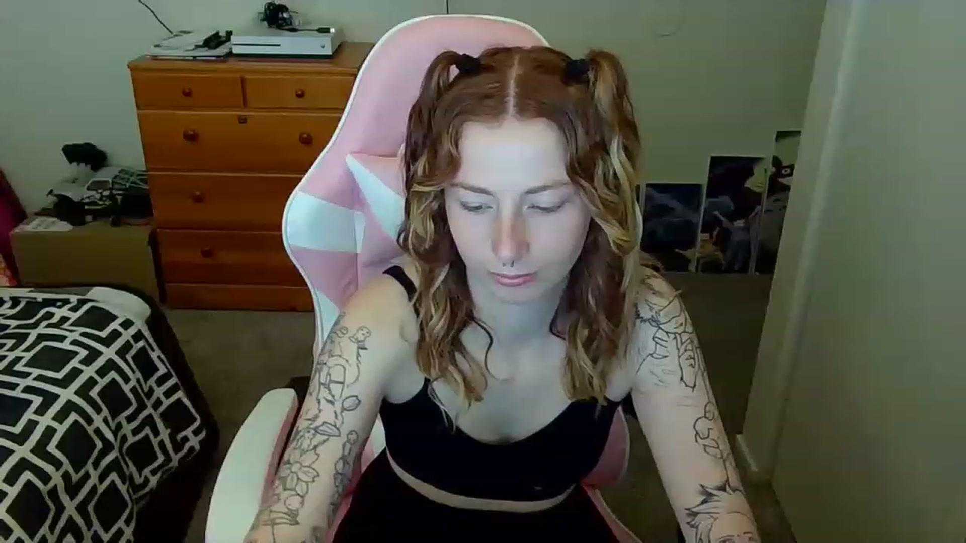 Gallery image thumbnail from Little_Lunar's myfreecams stream on, 02/20/2023, 15:12 image 20 of 20