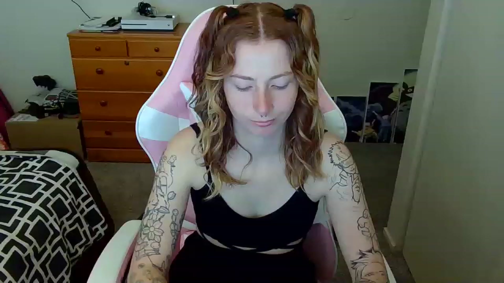 Gallery image thumbnail from Little_Lunar's myfreecams stream on, 02/20/2023, 15:55 image 15 of 20