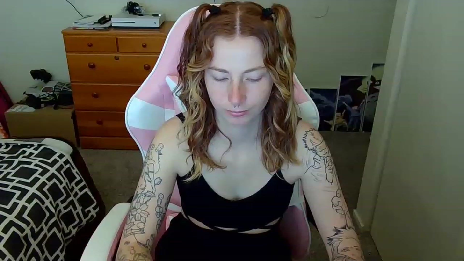 Gallery image thumbnail from Little_Lunar's myfreecams stream on, 02/20/2023, 15:55 image 14 of 20