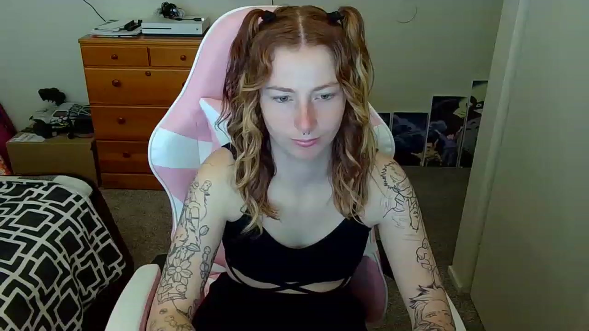 Gallery image thumbnail from Little_Lunar's myfreecams stream on, 02/20/2023, 15:55 image 6 of 20