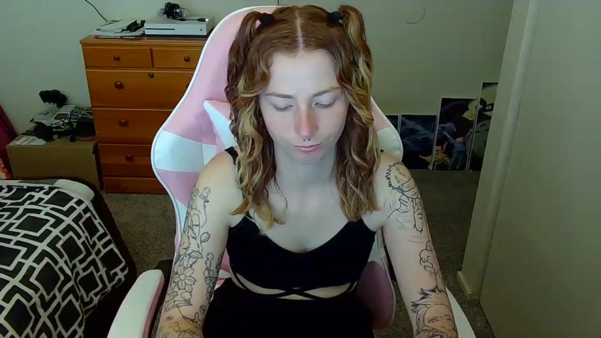 Gallery image thumbnail from Little_Lunar's myfreecams stream on, 02/20/2023, 15:55 image 7 of 20