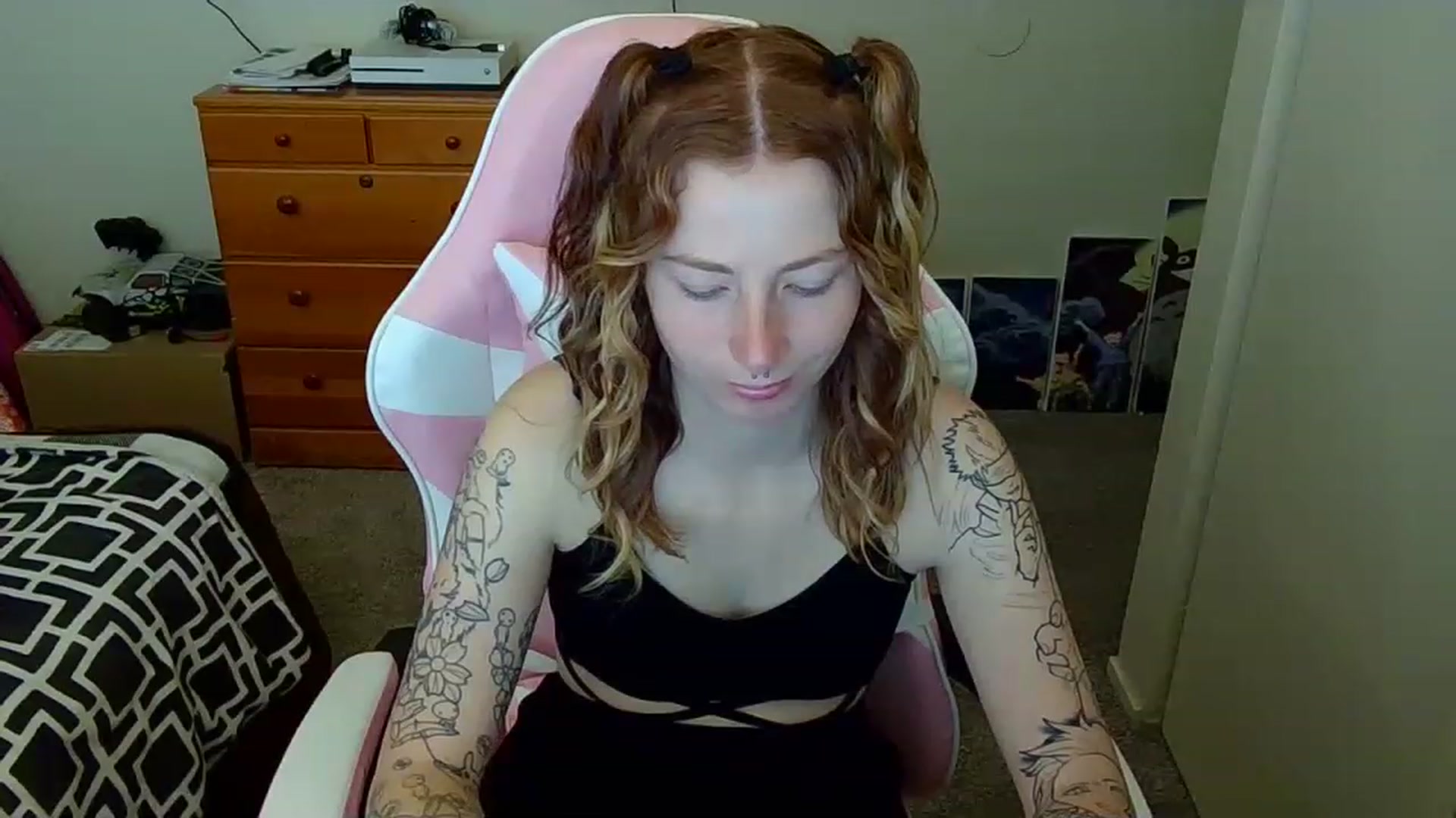 Gallery image thumbnail from Little_Lunar's myfreecams stream on, 02/20/2023, 15:55 image 4 of 20