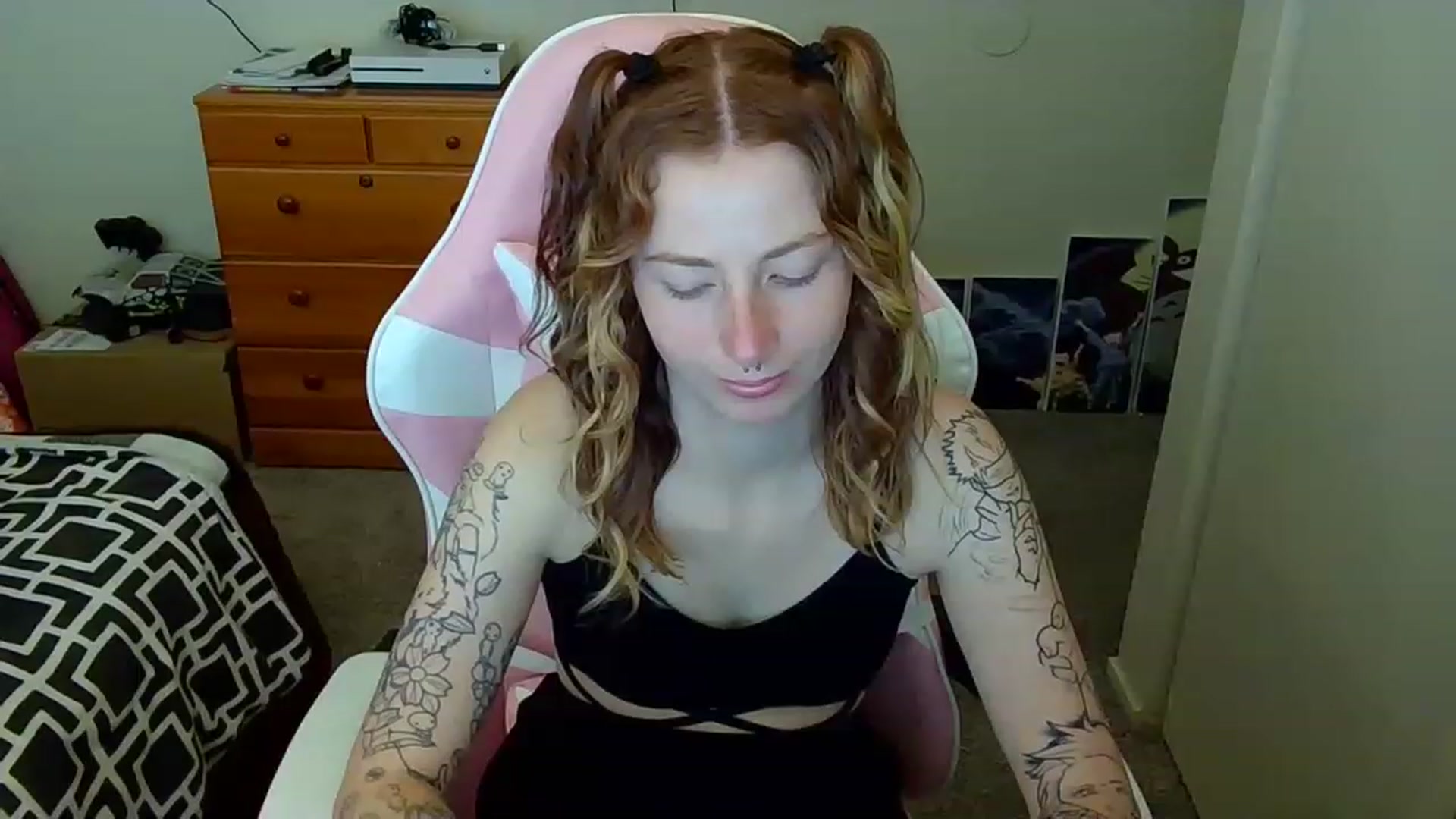 Gallery image thumbnail from Little_Lunar's myfreecams stream on, 02/20/2023, 15:55 image 3 of 20