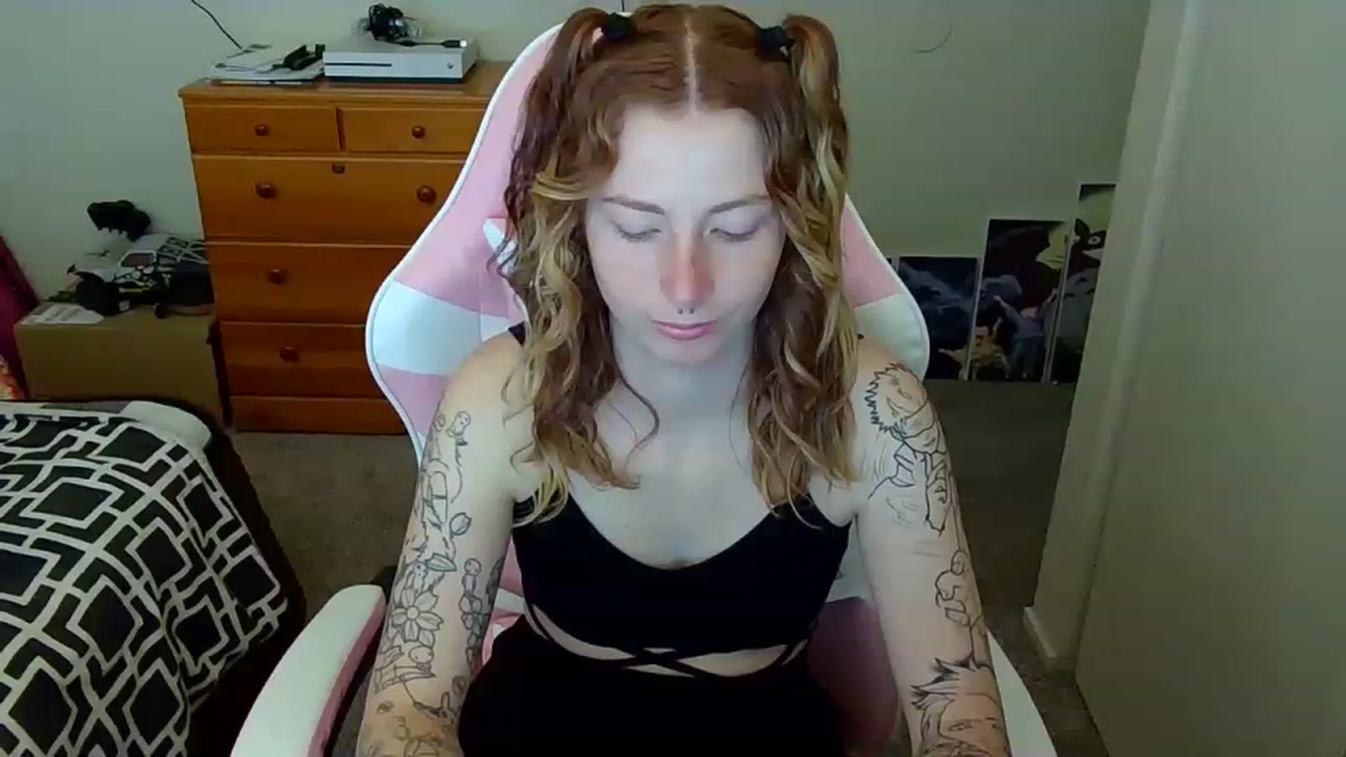 Gallery image thumbnail from Little_Lunar's myfreecams stream on, 02/20/2023, 15:55 image 10 of 20