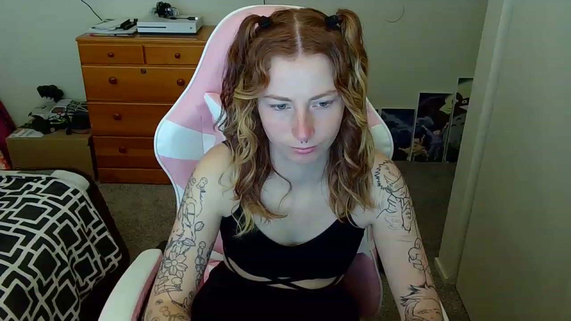 Gallery image thumbnail from Little_Lunar's myfreecams stream on, 02/20/2023, 15:55 image 11 of 20