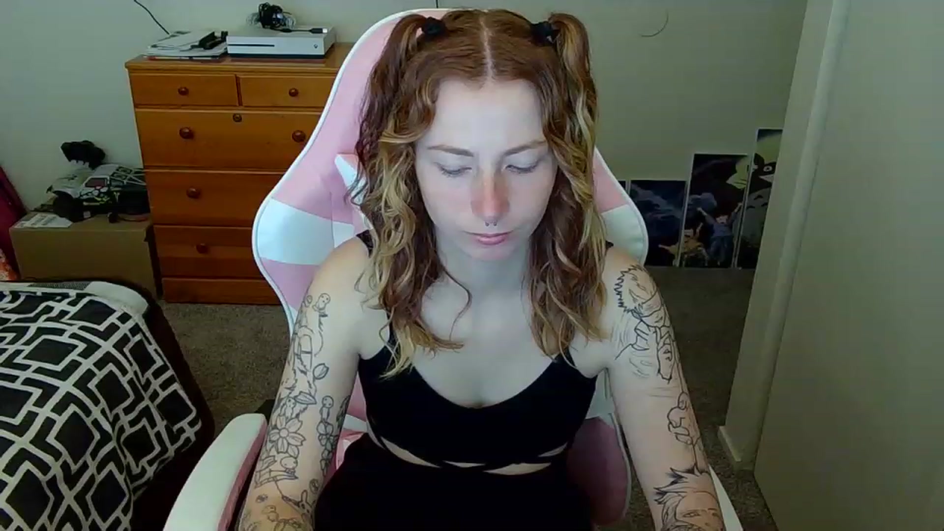 Gallery image thumbnail from Little_Lunar's myfreecams stream on, 02/20/2023, 15:55 image 18 of 20