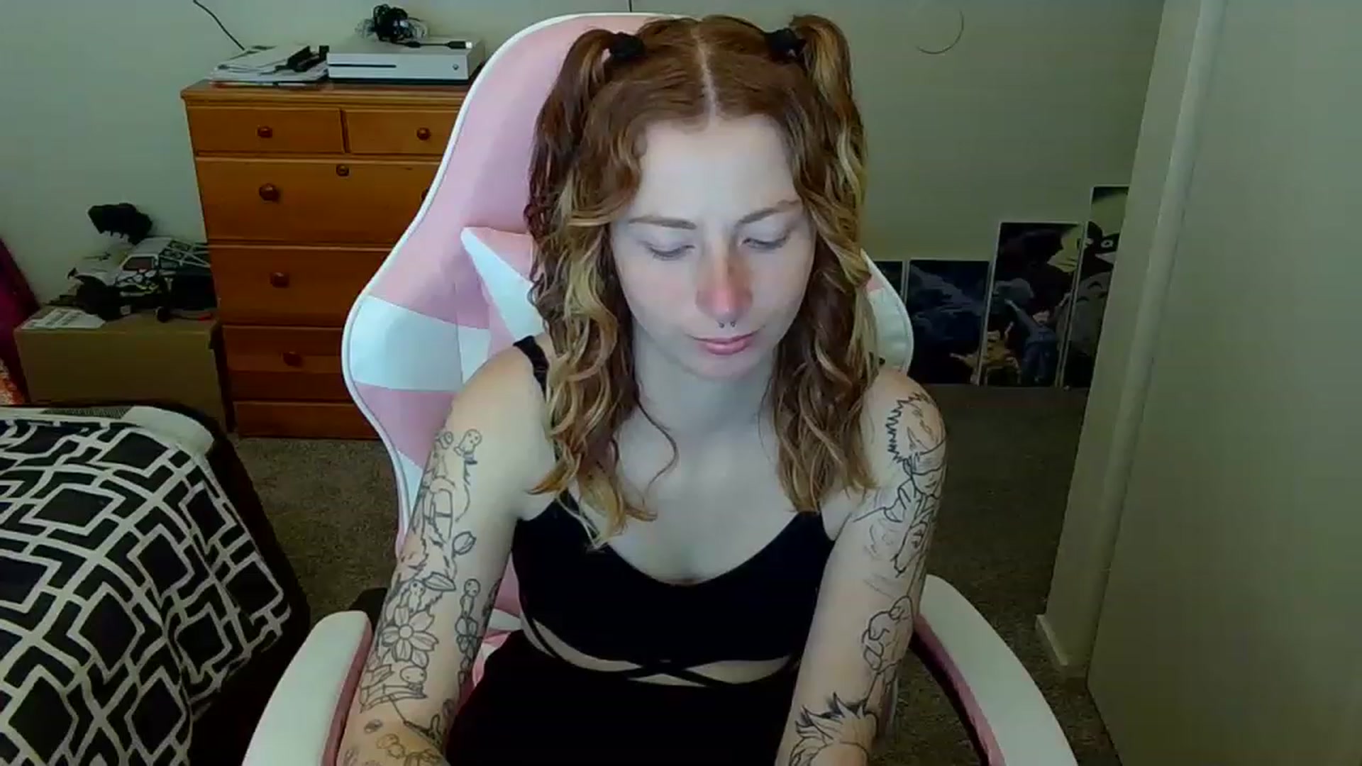 Gallery image thumbnail from Little_Lunar's myfreecams stream on, 02/20/2023, 15:55 image 8 of 20