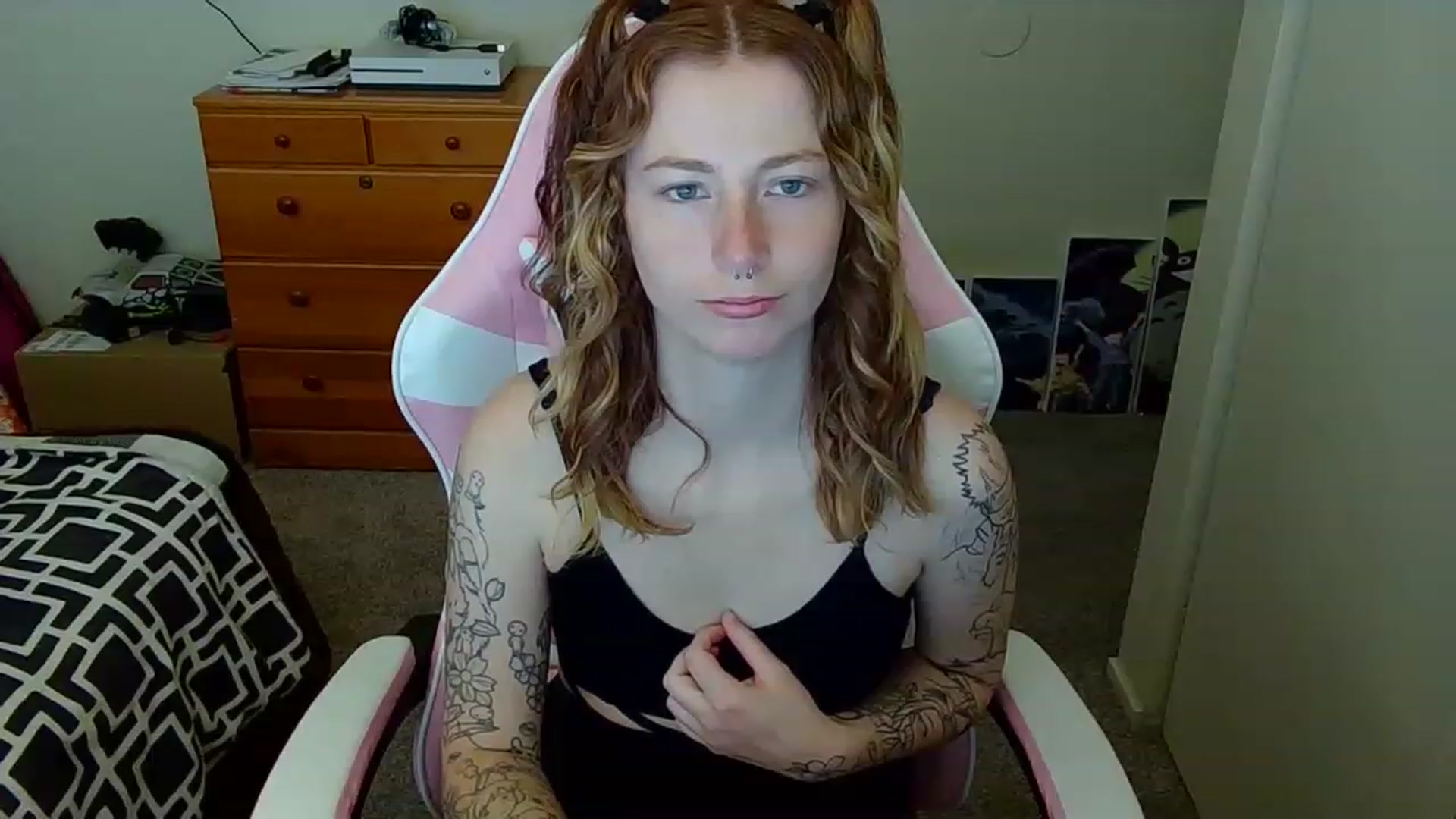 Gallery image thumbnail from Little_Lunar's myfreecams stream on, 02/20/2023, 15:55 image 12 of 20