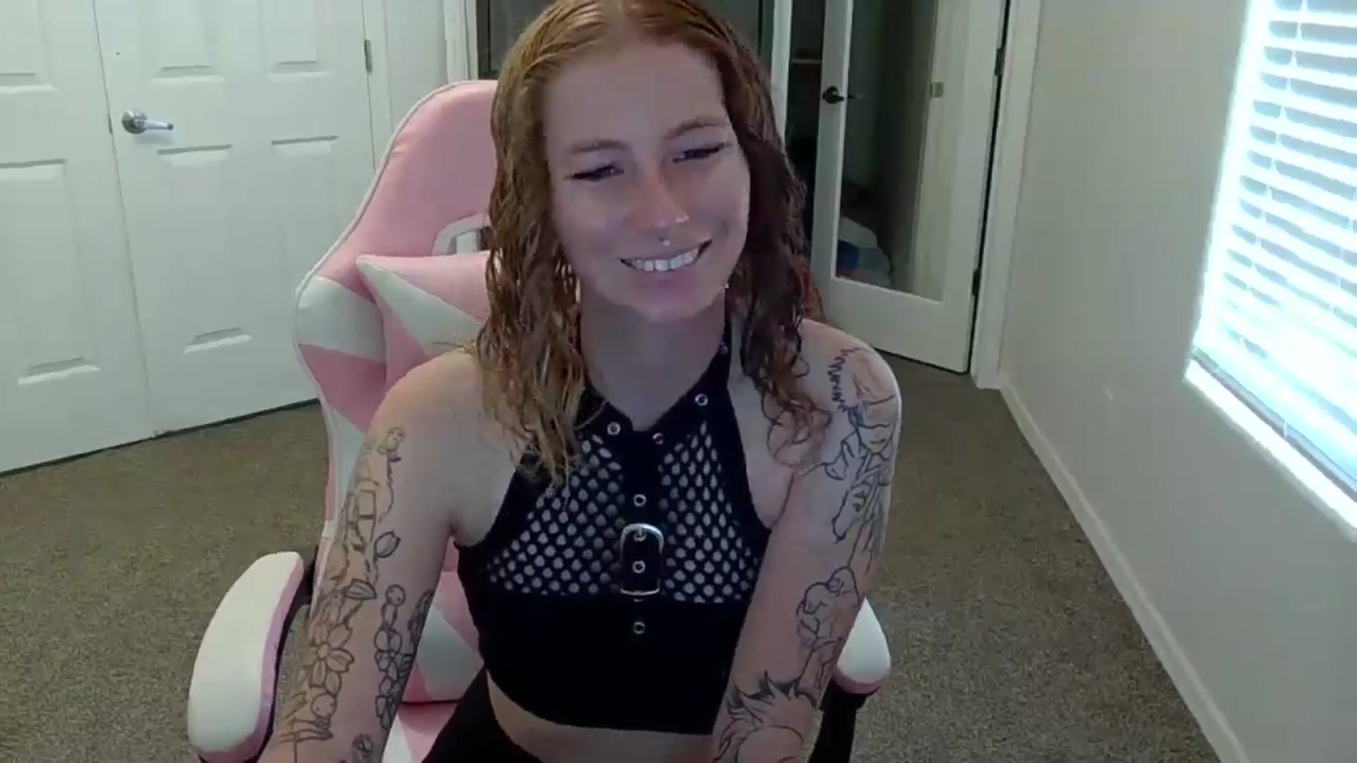Gallery image thumbnail from Little_Lunar's myfreecams stream on, 09/16/2024, 24:17 image 12 of 20