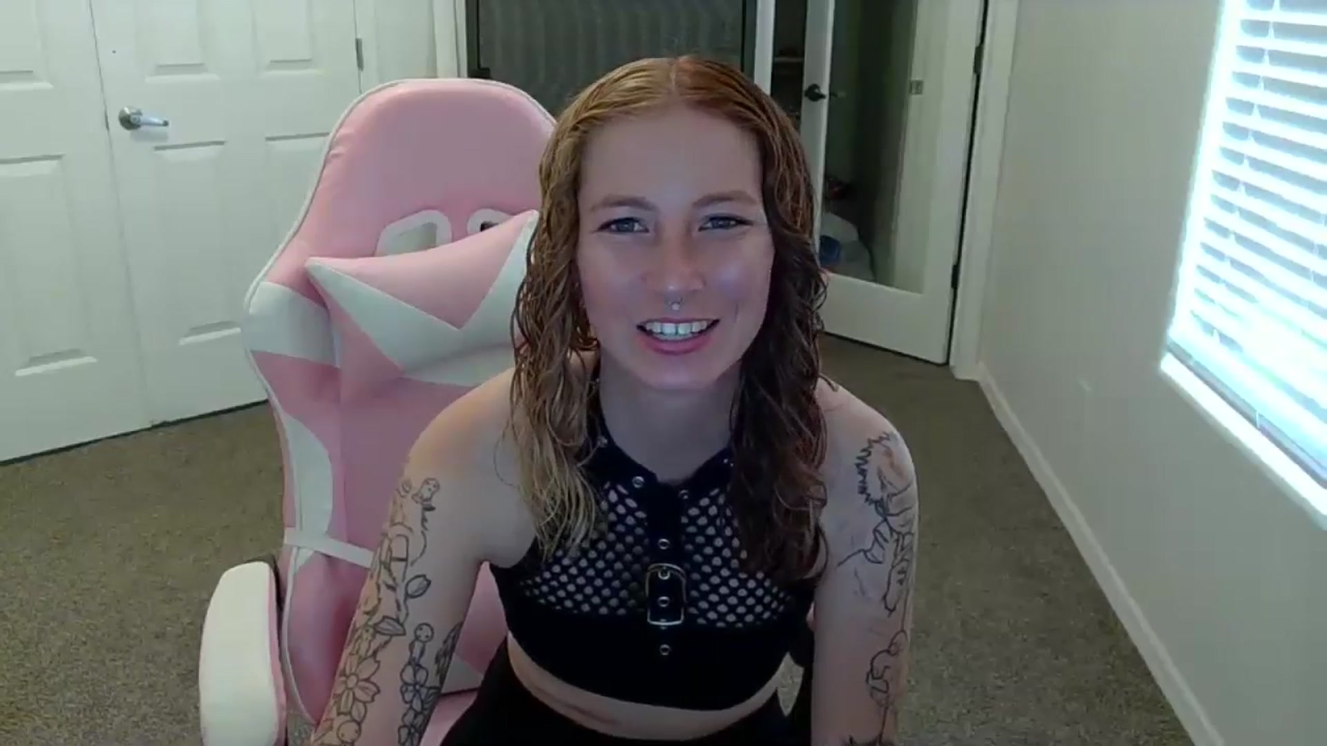 Gallery image thumbnail from Little_Lunar's myfreecams stream on, 09/16/2024, 24:17 image 16 of 20