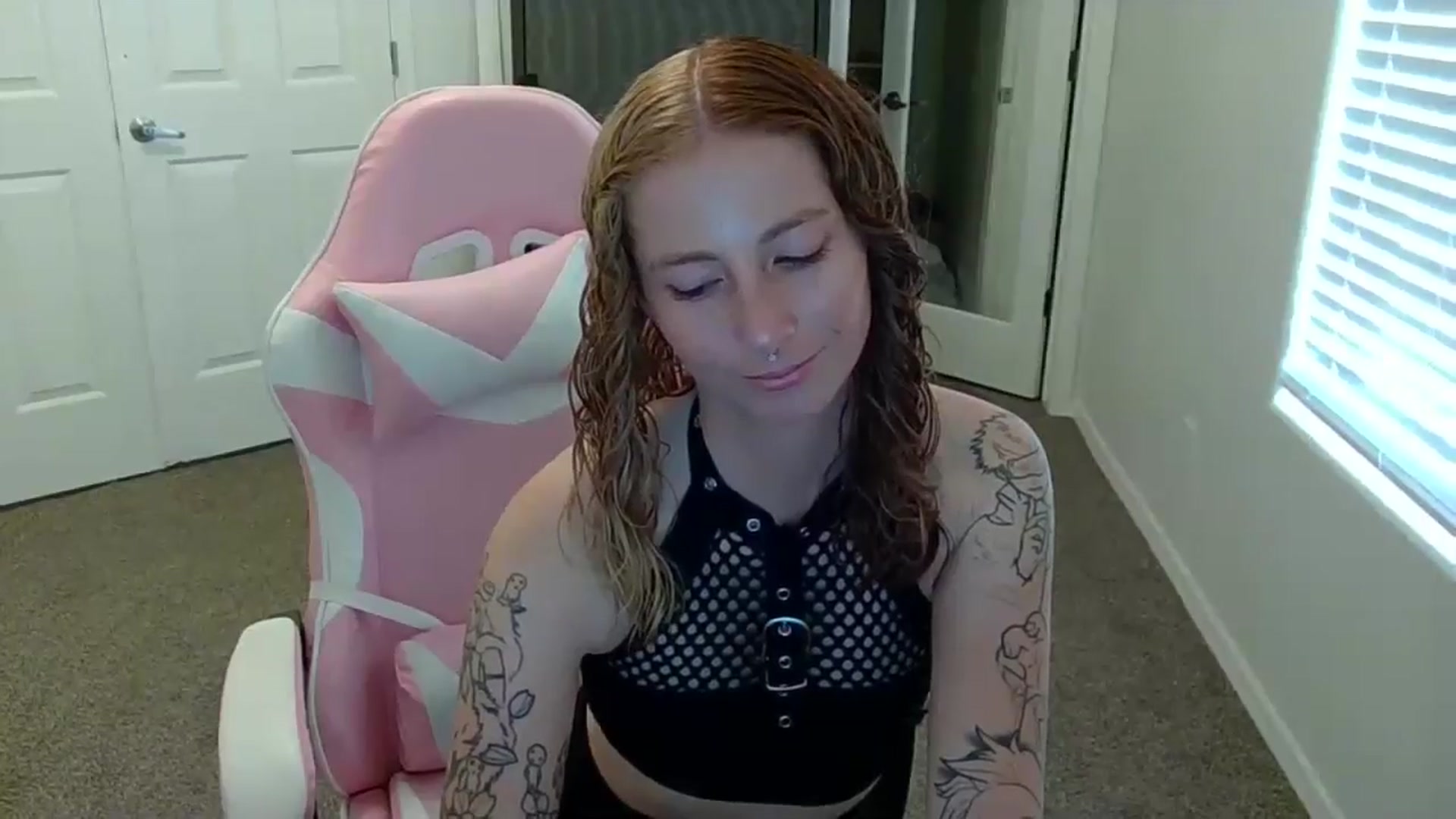 Gallery image thumbnail from Little_Lunar's myfreecams stream on, 09/16/2024, 24:17 image 17 of 20